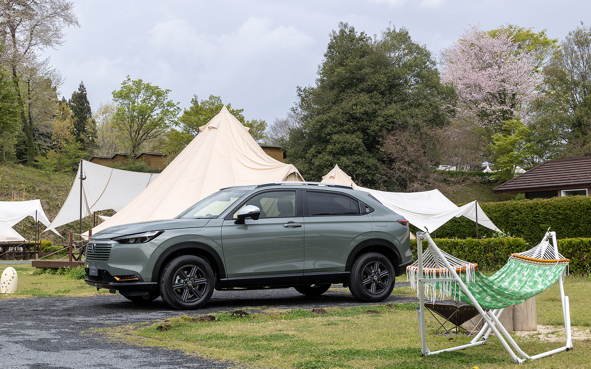 都会とアウトドアを行き来するイメージとして設定された新たに設定された「e：HEV X ハントパッケージ」。ボディカラーはボタニカルグリーン・パール