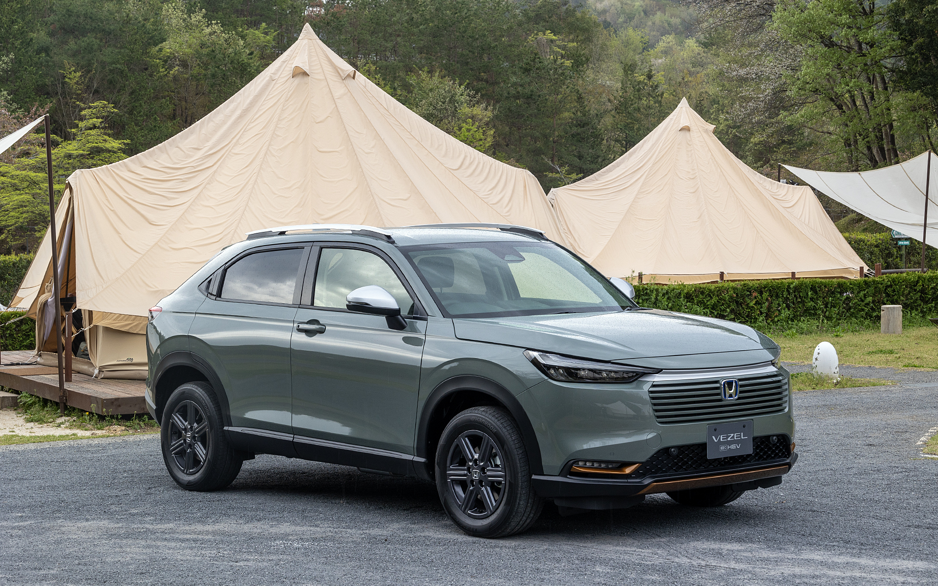 新型ヴェゼルe：HEV X ハントパッケージ。グリルの形状変更がされた。また、グリルの下部を絞ったデザインにしたため、バンパーのグリル横の造形に絞り込みが入った