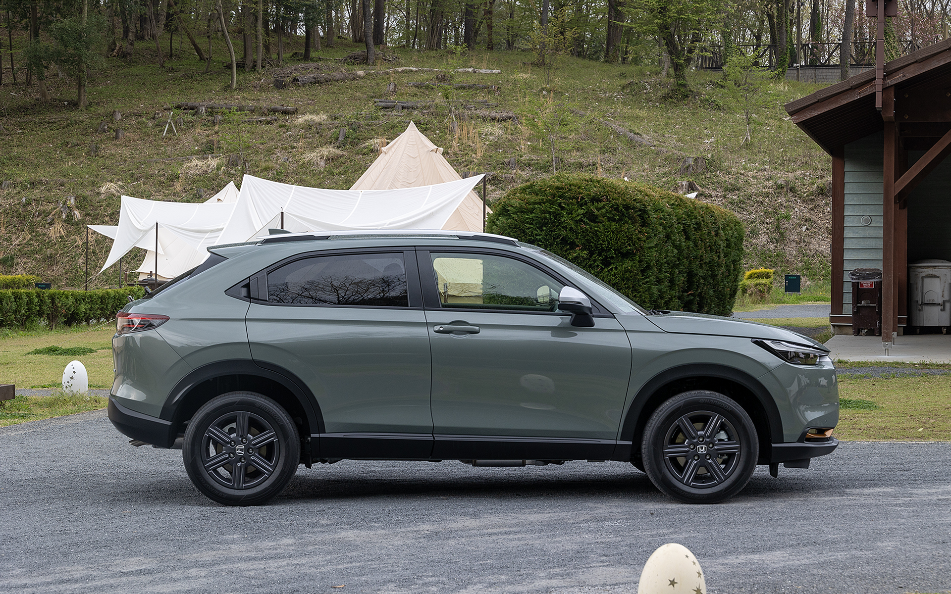 ルーフレールが付いたことでアウトドアイメージが強まった。ベースがXグレードなのでホイールは16インチ