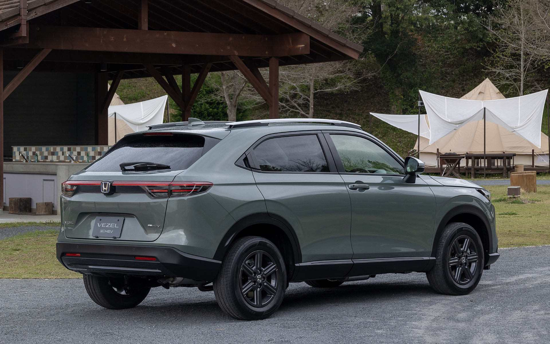 リアコンビネーションランプをオールLED化。また、デザインを水平基調とした。リアバンパーセンター下部は加飾仕上げとなる