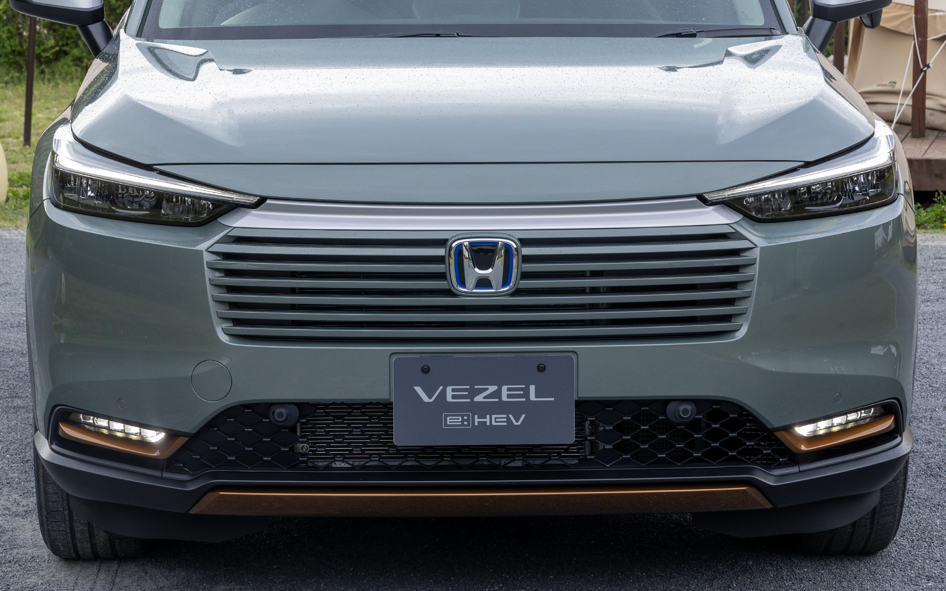 フルLEDヘッドライト（デイタイムランニングランプ付き）。マニュアルレベリング機構となる