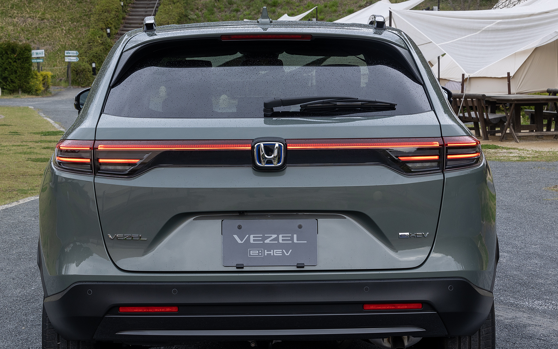 リアコンビネーションランプ点灯時。横基調のラインが2本となった