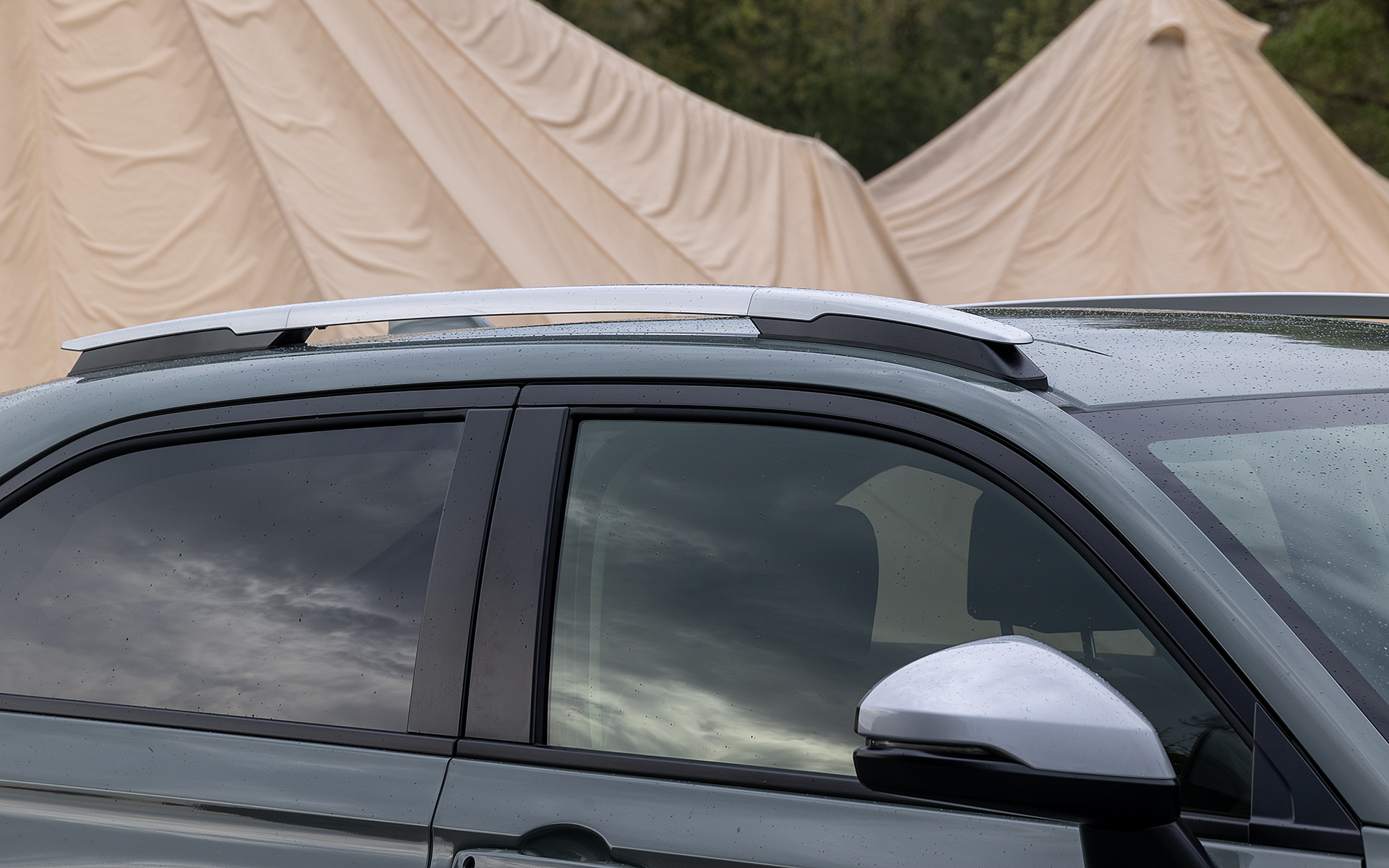 キャリアなどを装着できるルーフレールを装備