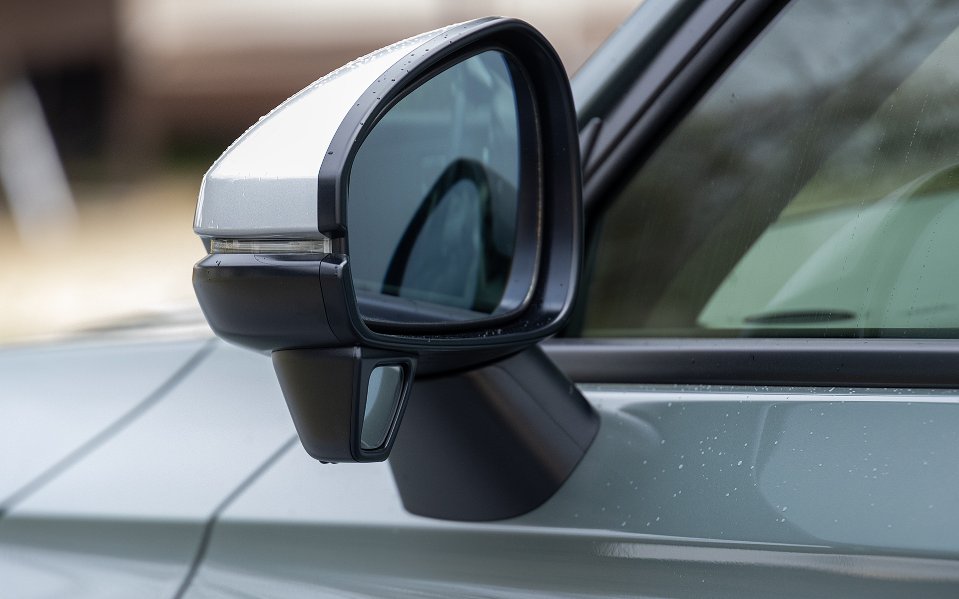 フロントグリル上部のガーニッシュと同色のミラーカバーが付く。e：HEV X ハントパッケージはマルチビューカメラシステムの設定がないので左ミラー下部には補助ミラーが付く