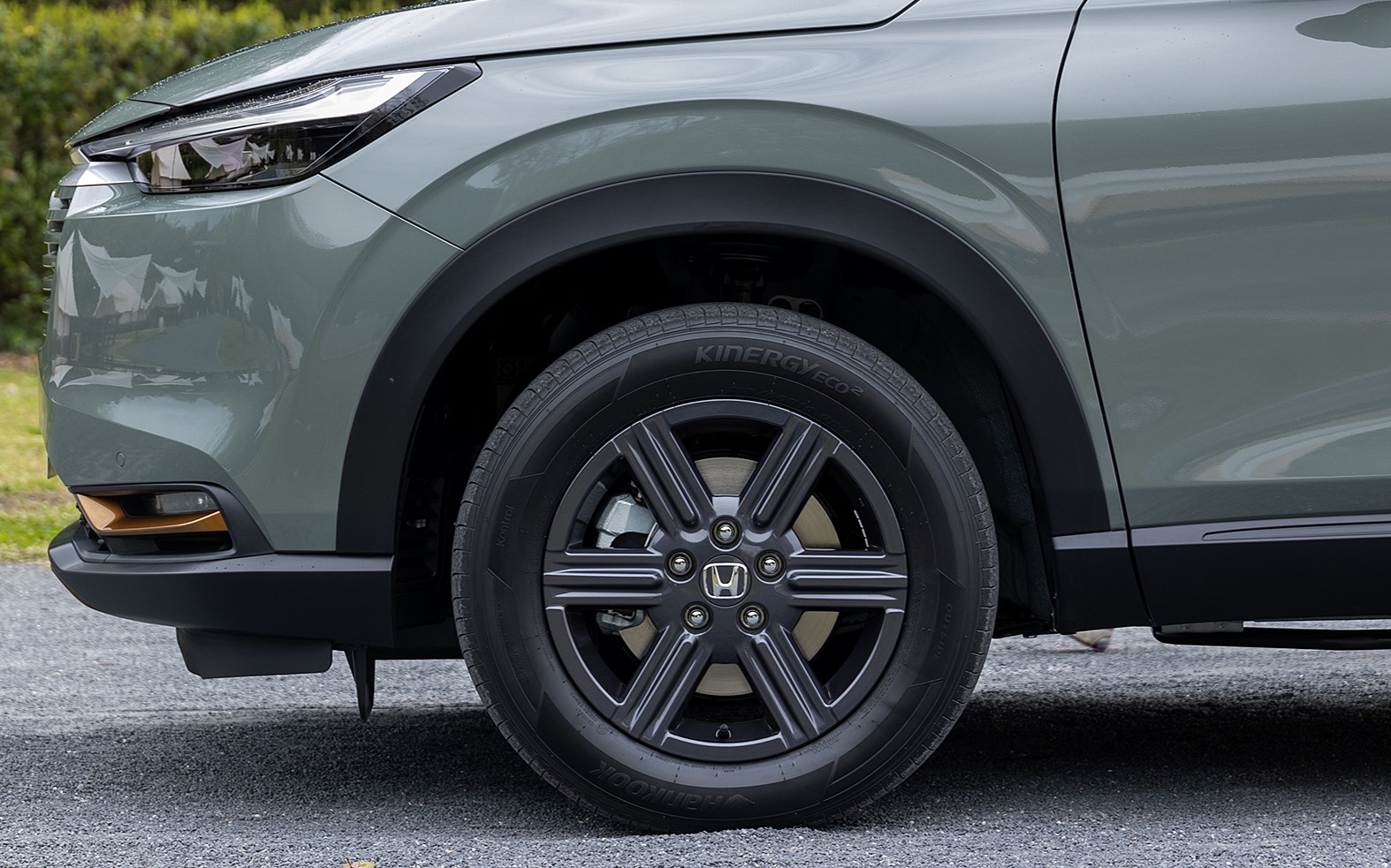ホイールは16インチを装着。e：HEV X ハントパッケージではカラーが専用になる。タイヤは215/60R16