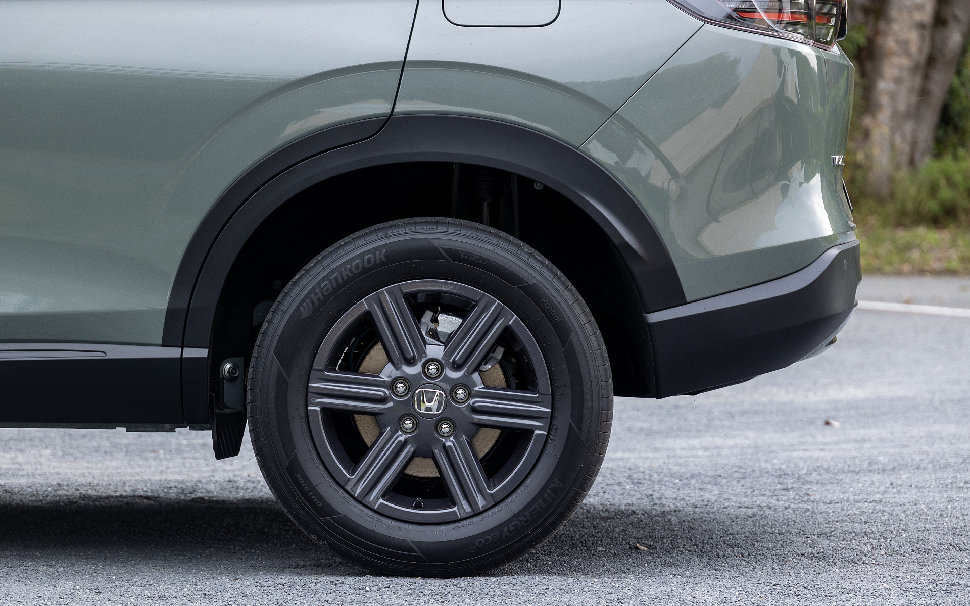 リアホイール。タイヤはフロントと同じく215/60R16