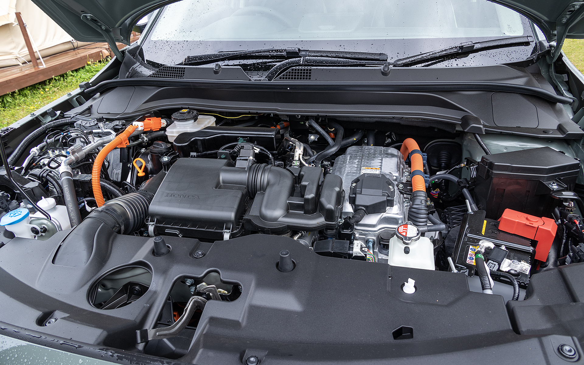 エンジンルームと室内との壁面＝バルクヘッドの遮音材は従来よりも40％ほどアップしている。また室内インパネ統合インシュレーターの厚みも15％アップしている