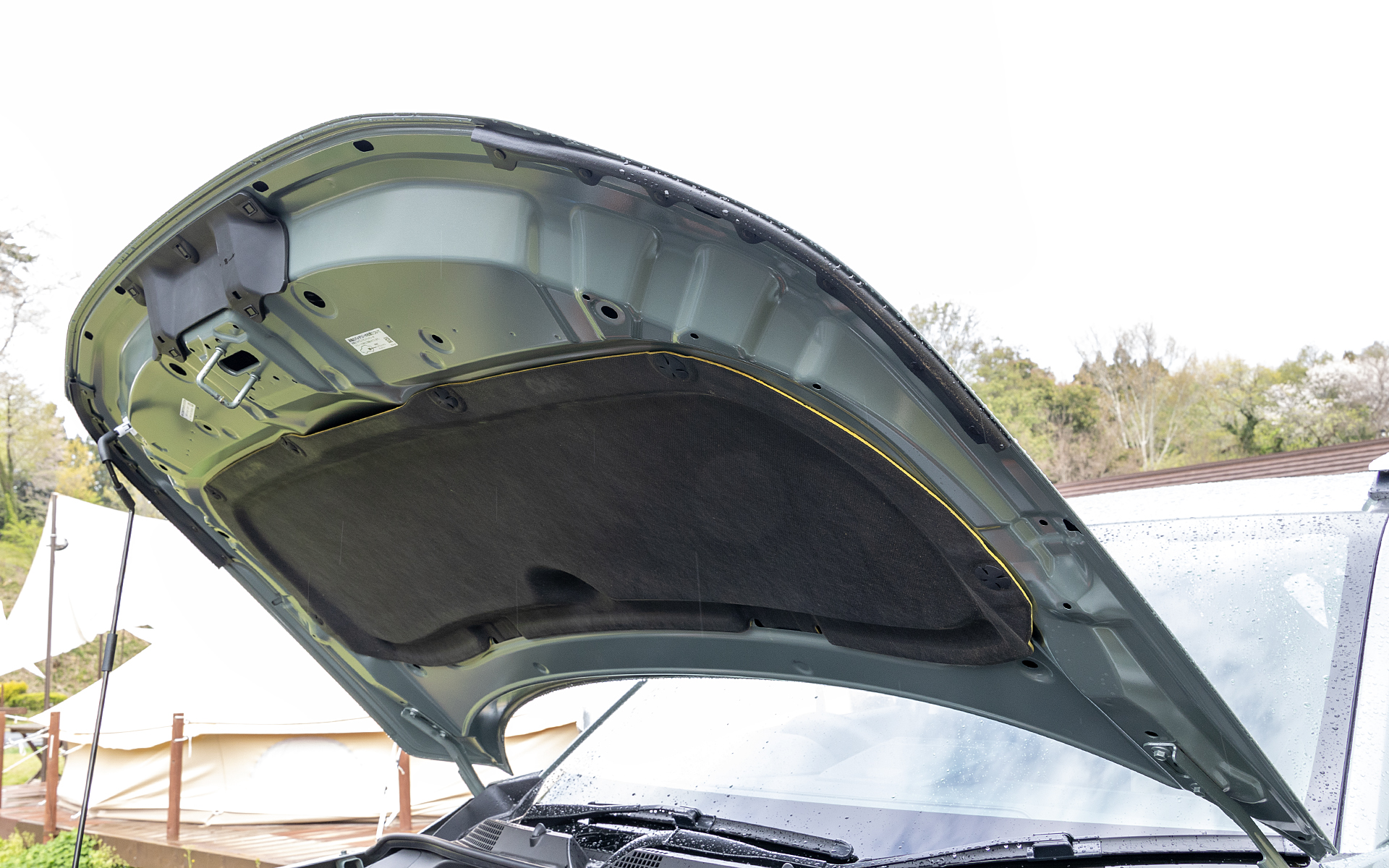 ボンネット裏に付く遮音用カバーの内部にある吸音材の容量を28％アップしたという