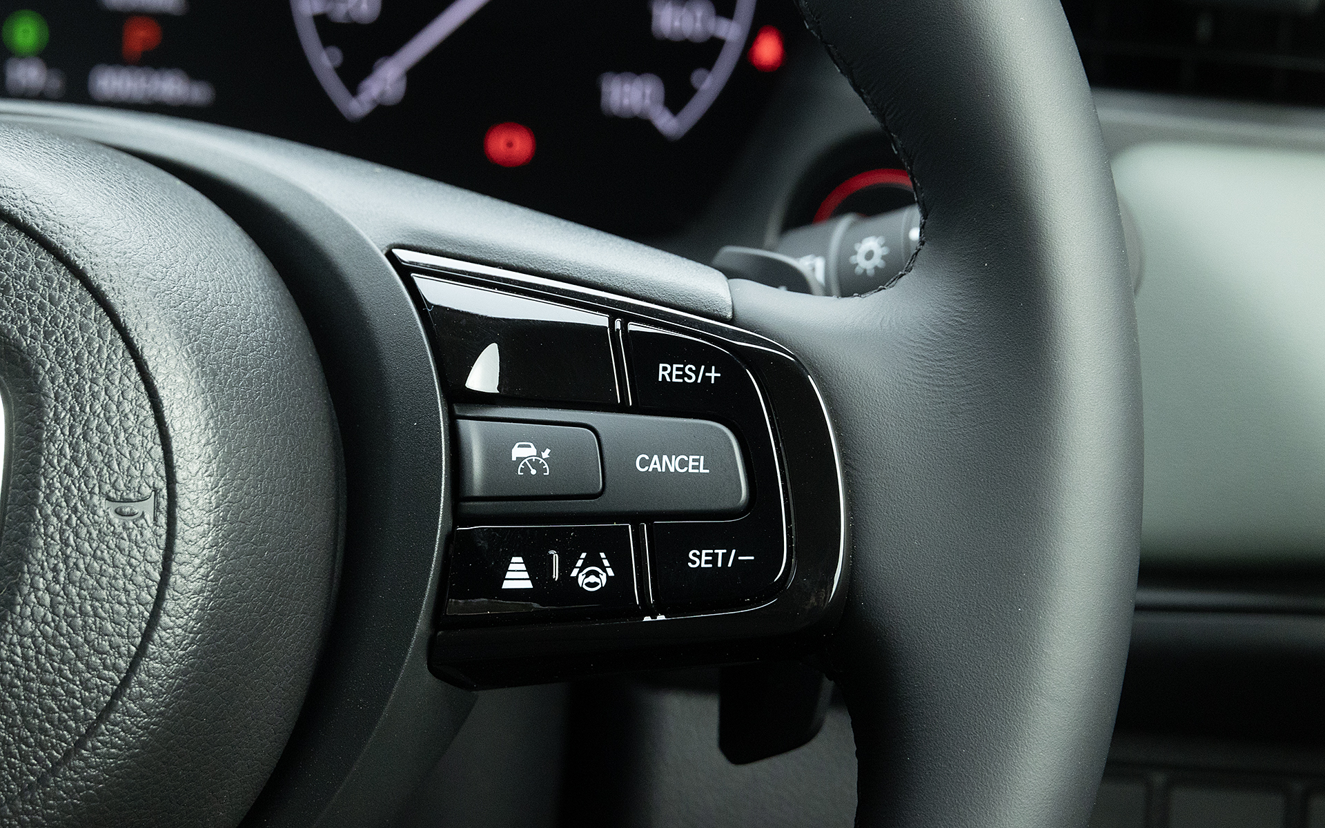 ステアリングスイッチにも変更はない。右側スイッチは先進安全装置「Honda SENSING」の操作用。ステアリング裏側の左右にはシフト操作用のパドルも搭載