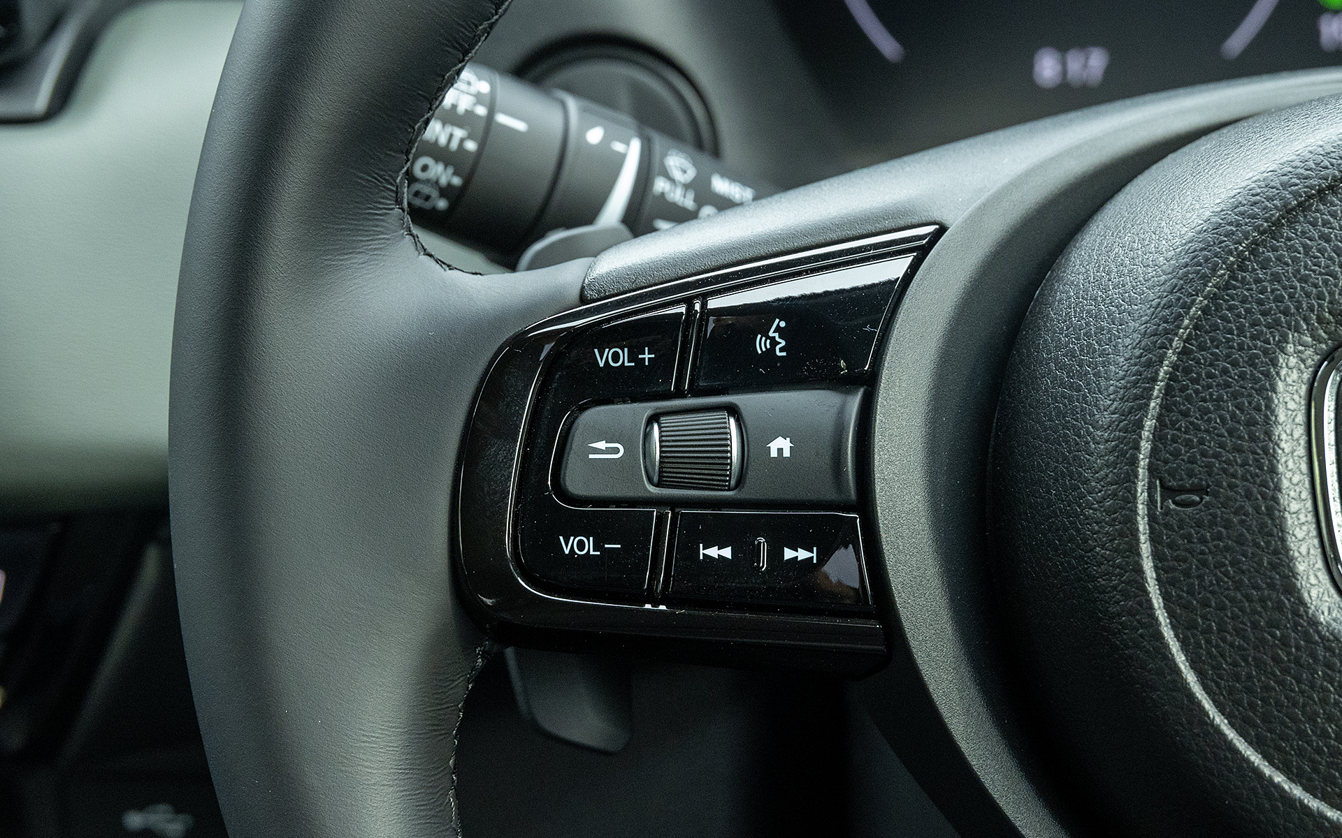 左側スイッチはオーディオ系の操作用