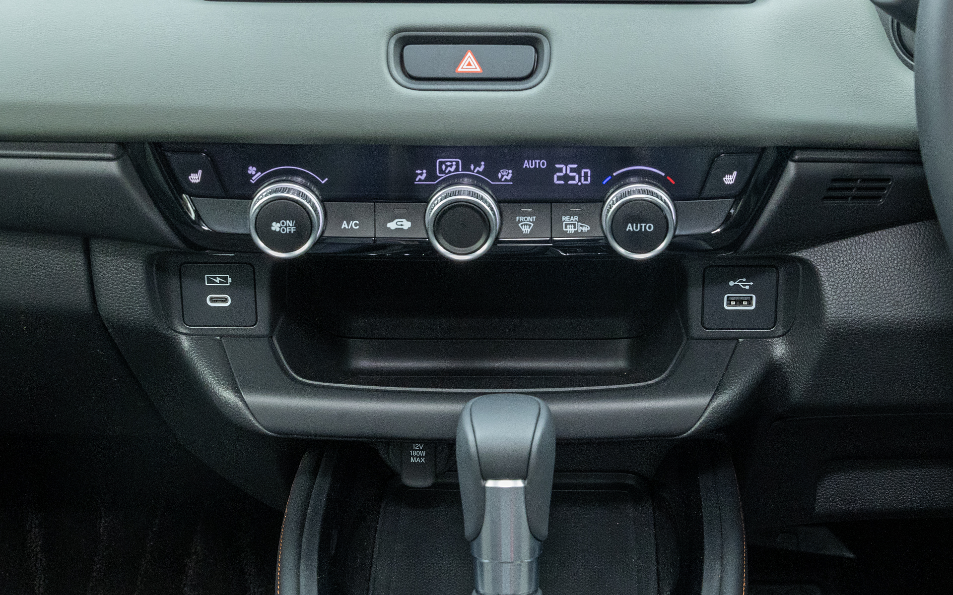 エアコン操作部。運転席側に操作頻度の高いスイッチ（ノブ）を集約している。下には小物が置けるトレイがあり、右には充電用のUSB-Type-A、左はUSB-Type-C端子も完備。トレイの下にはアクセサリーソケットも備える