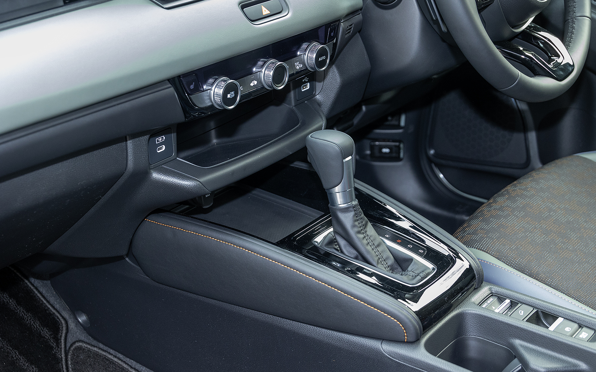 センターコンソールの小物入れ。従来モデルでは助手席側の面に「壁」があった。これはデザイン性によるものだったが助手席から小物入れを使うには不便だったことから、左右同じデザインにして使い勝手が高められた