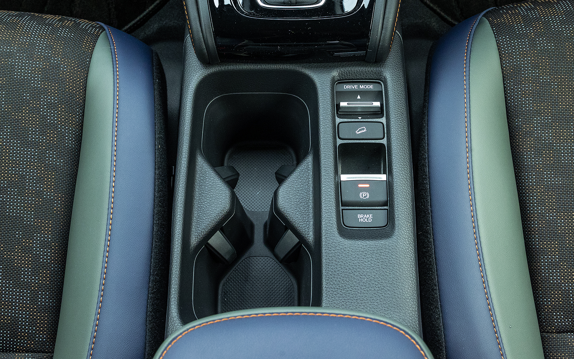 2本分のドリンクホルダー。ツメの部分は押すと引っ込むので太めのペットボトルも格納できる