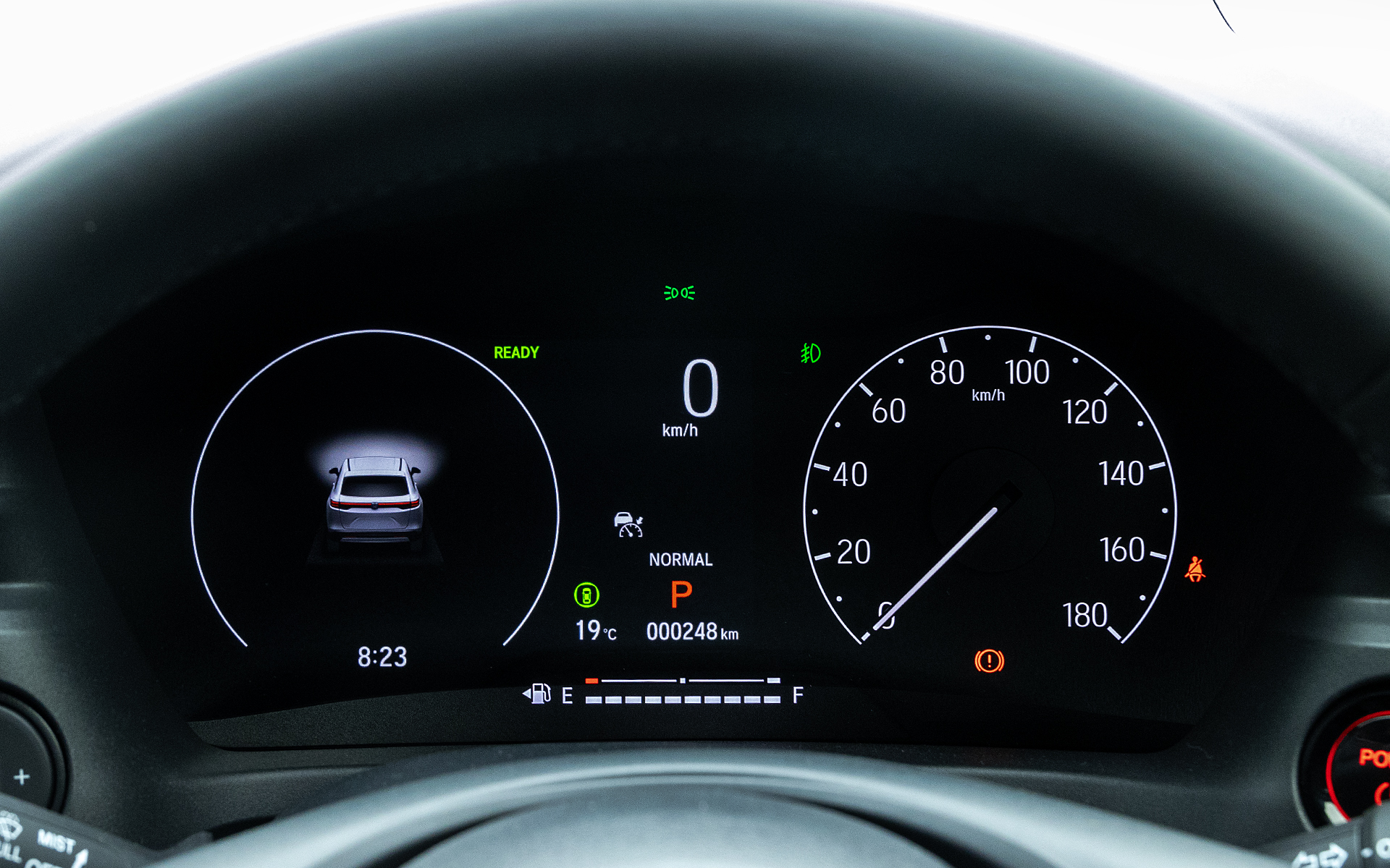 運転席メーターの中央から左側は「マルチインフォメーション・ディスプレイ」で、さまざまな情報を表示できる