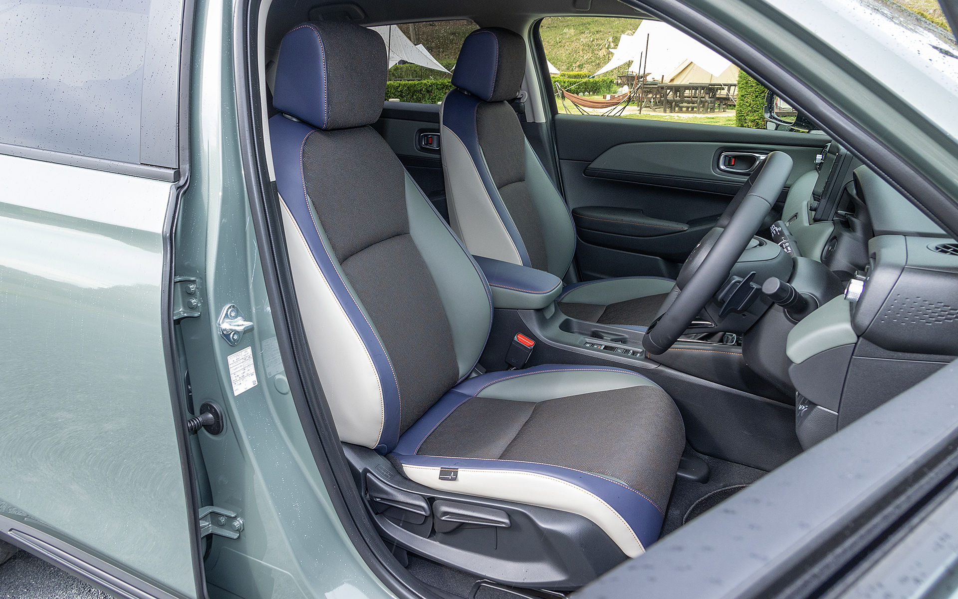 シートの形状も従来モデルと変わりないが、e：HEV X ハントパッケージではシート表皮にプライムスムース×ファブリックにカーキ＆ネイビーの専用カラーを用いたコンビシートを採用