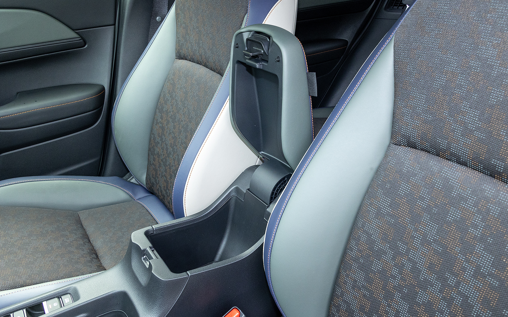 アームレストのフタを開けると小物入れになっている