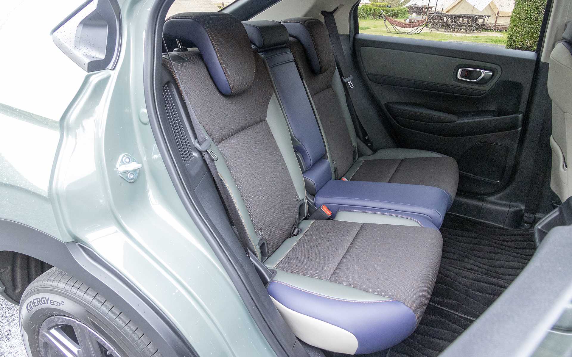 リアシートの形状は変更なし。e：HEV X ハントパッケージは専用シート表皮。ファブリックの素材には撥水、撥油機能のある「ファブテクト」を使用している