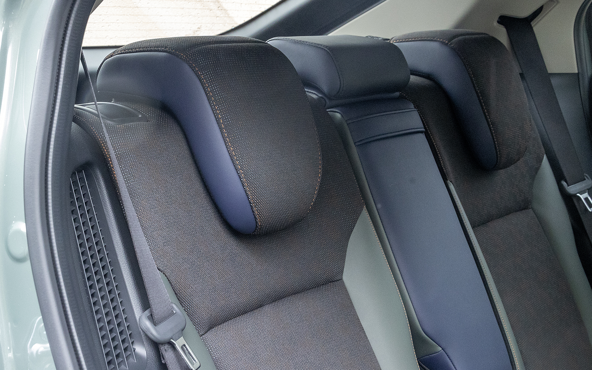 リアシート用ヘッドレストのクッション材を柔らかいモノに変更。頭を預けたときの心地よさの向上が図られている