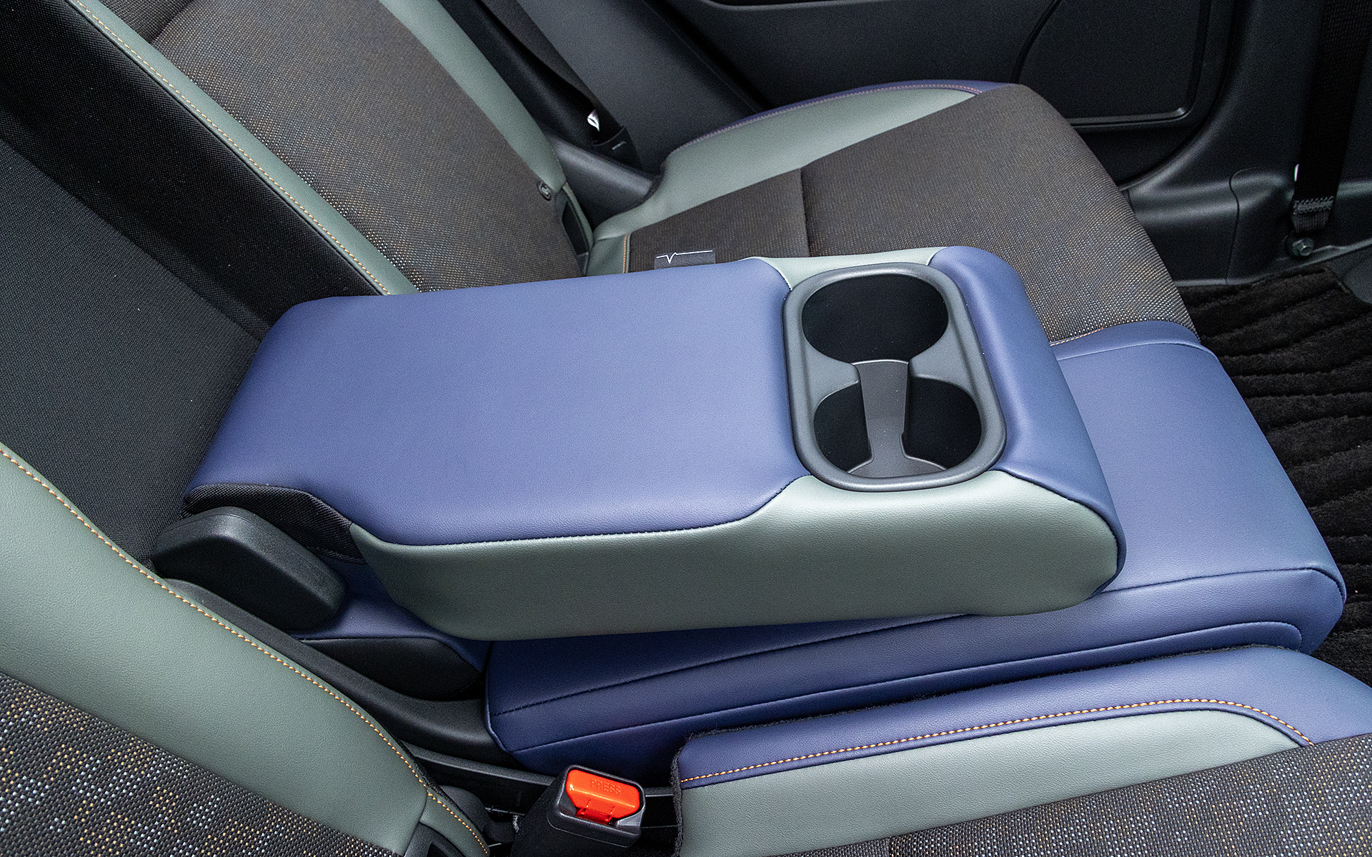 リアシートセンターには引き出し式のアームレストを装備。今回のマイナーモデルチェンジで、アームレストにベルトを追加して引き出しやすくしている。また、ベルトが座面との高さを調整するので、アームレストが前下がりになりすぎないようになった
