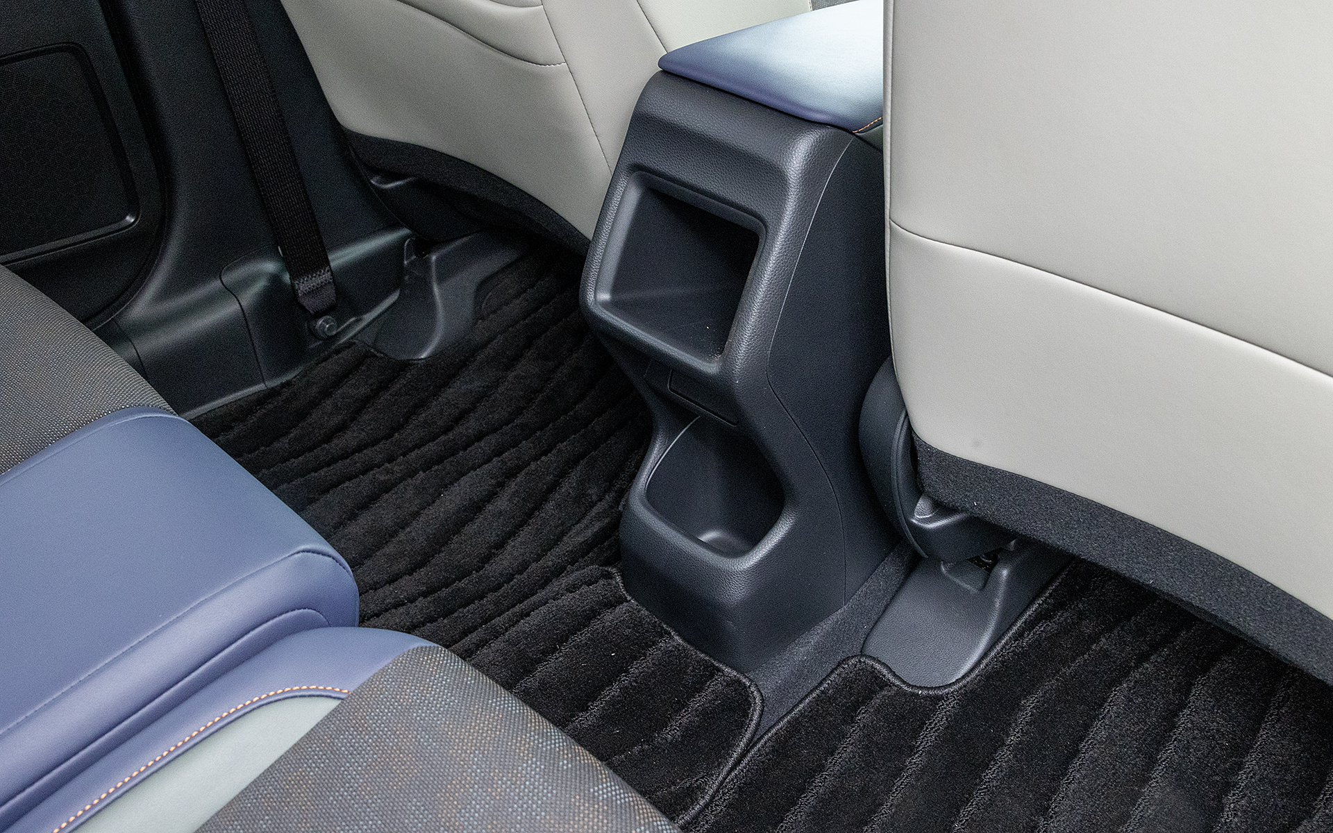 後席用の小物入れ