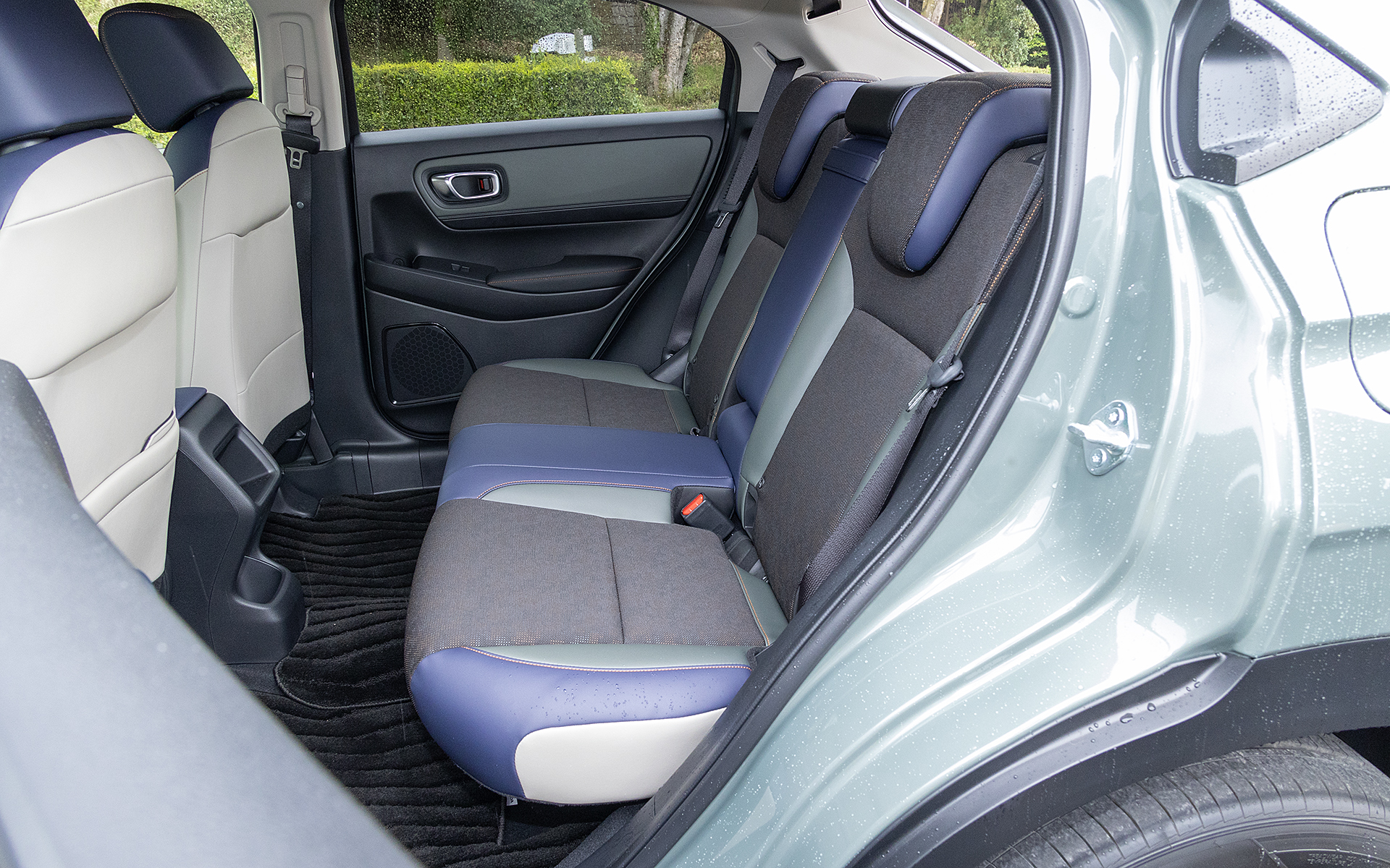 後席はマイチェン前と同じくチップアップ機構を備える