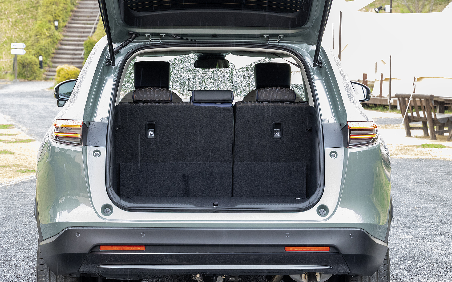 後席は6：4の可倒式