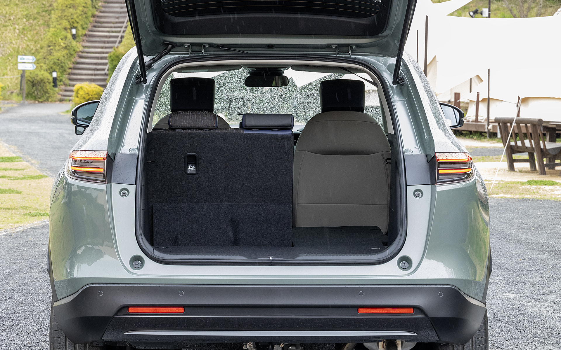 片側ずつ背もたれを前側へ倒すことができる