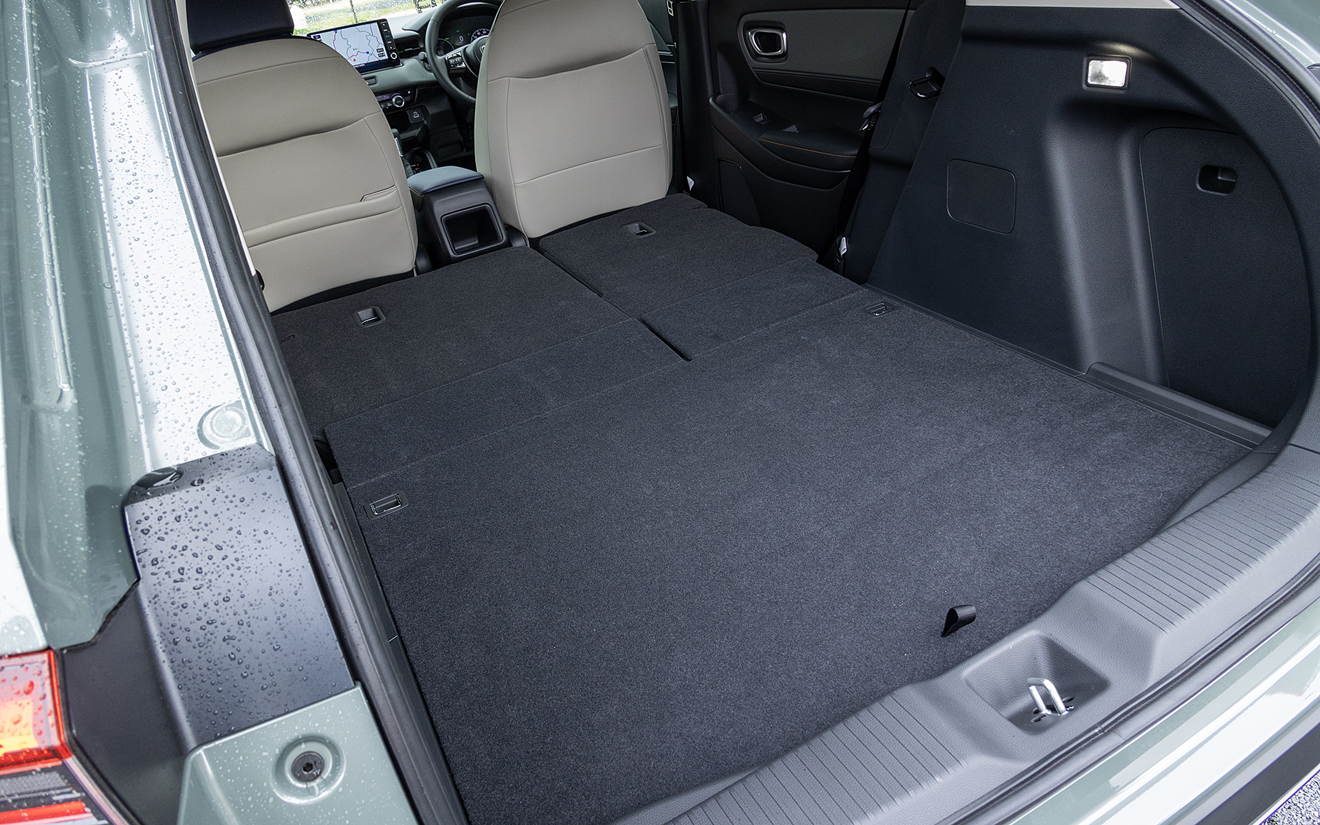 背もたれとラゲッジスペースがフラットになるので、積載性にすぐれるだけでなく、車中泊にも便利