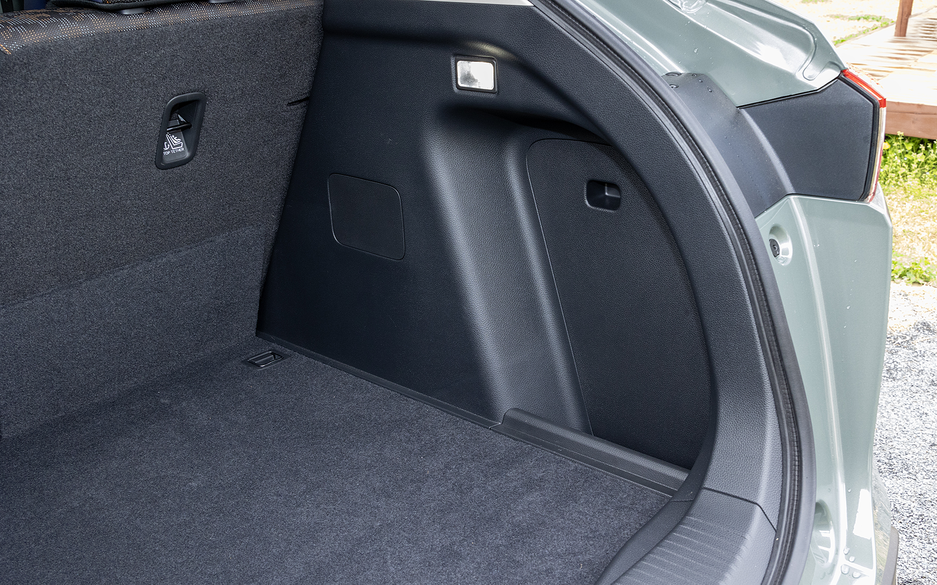 ラゲッジ右側にはちょっとした小物入れも搭載。照明も付いている