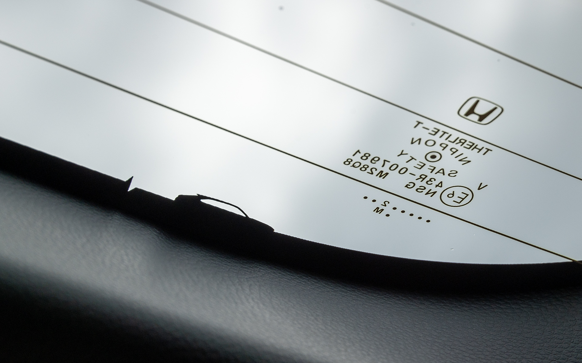 テールゲートのガラスをよく見るとヴェゼルのシルエットが入っている