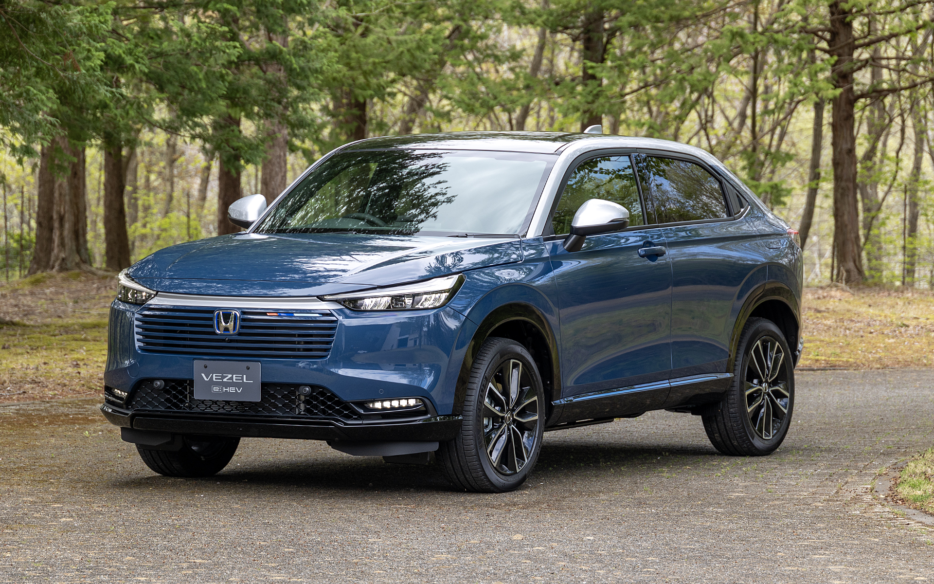 ヴェゼルe：HEV Z プレイパッケージ（4WD）。ボディカラーはシーベットブルー・パール