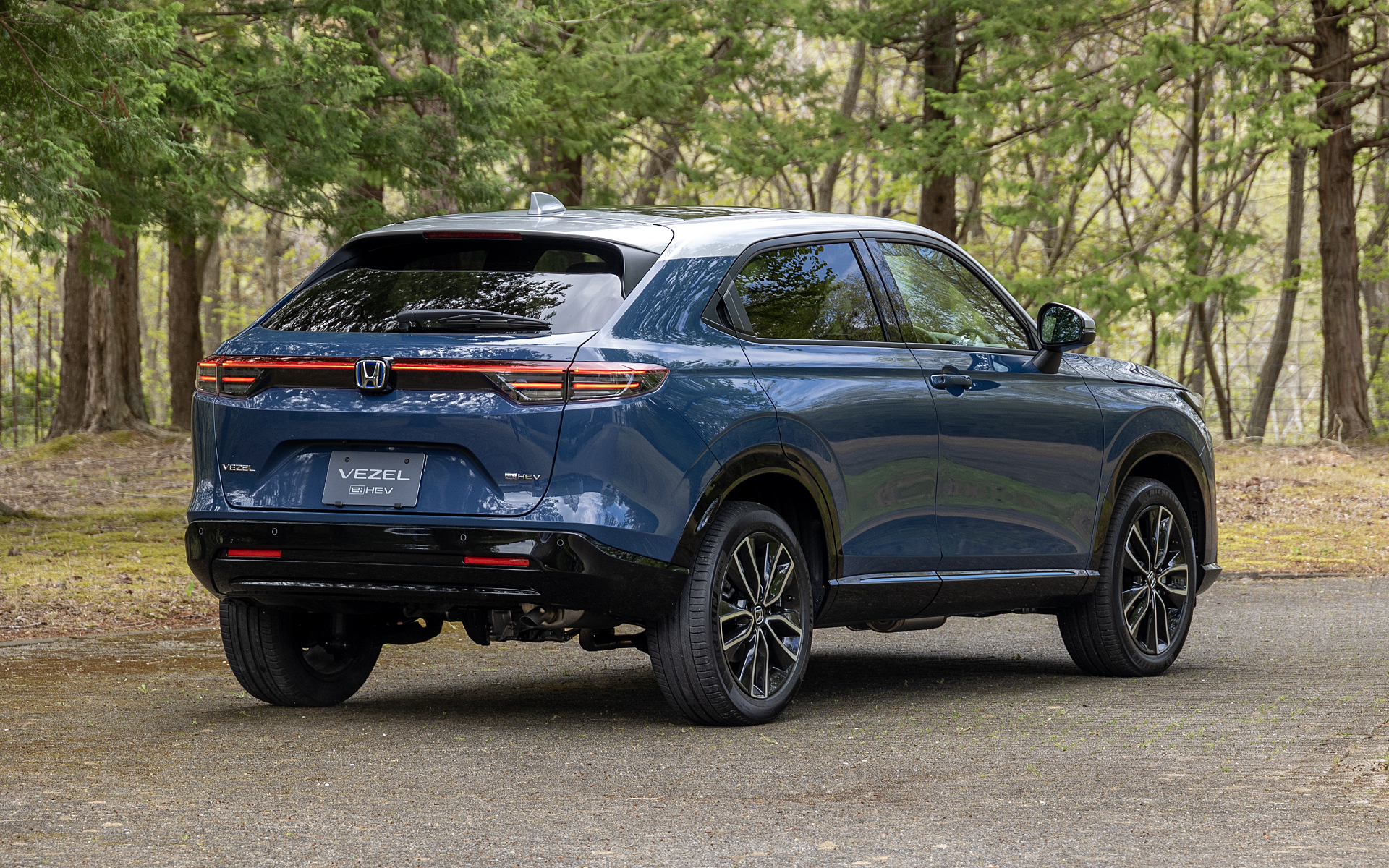 この角度からはボディ横の水平基調ラインがよく分かる。リアコンビネーションランプをオールLED化したラインとのつながりも見える