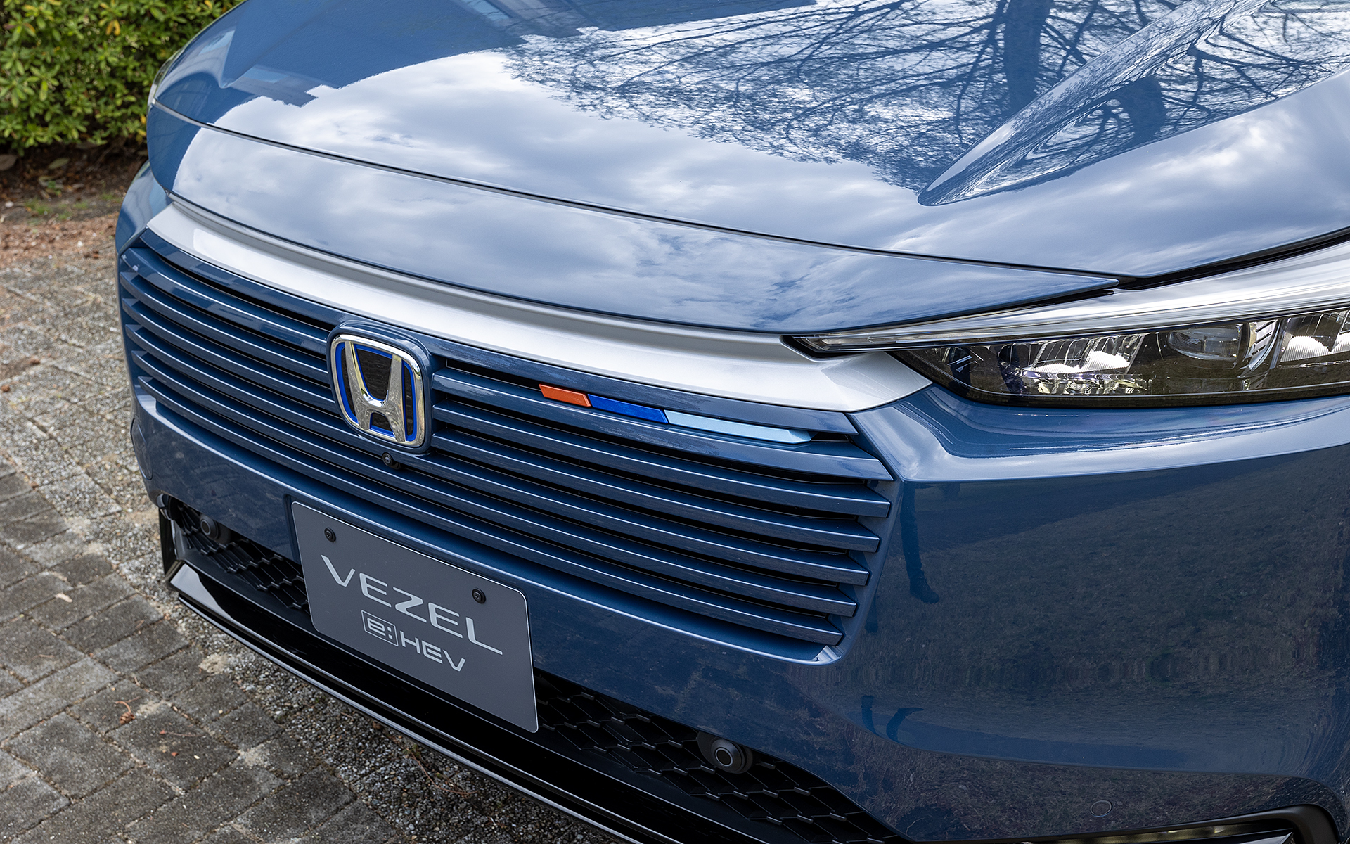 フロントグリルにはe：HEV Z プレイパッケージ専用のトリコロールアクセントが入る