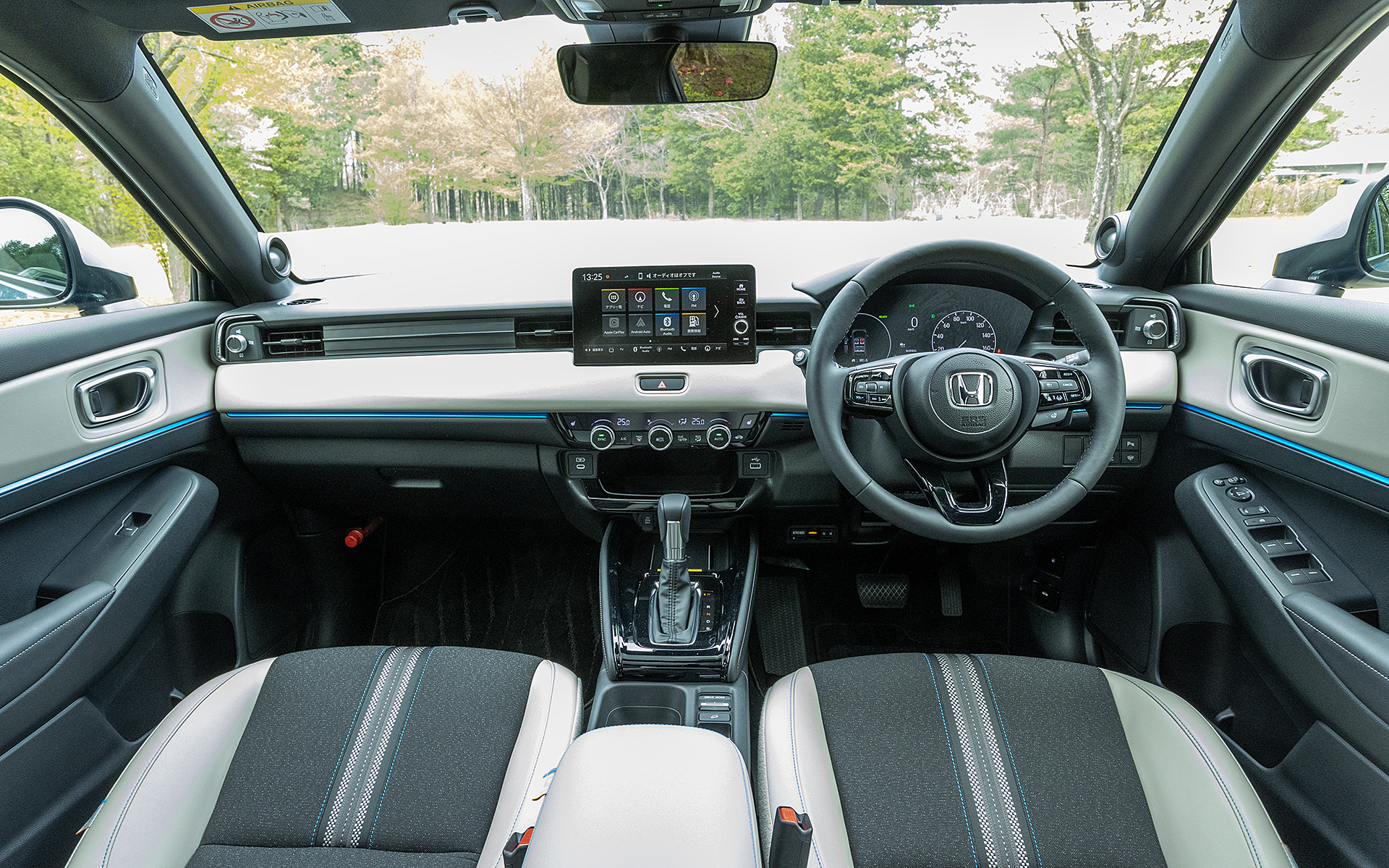 e：HEV Z プレイパッケージのインテリア。カラーはグレージュ×ブルーと明るい雰囲気