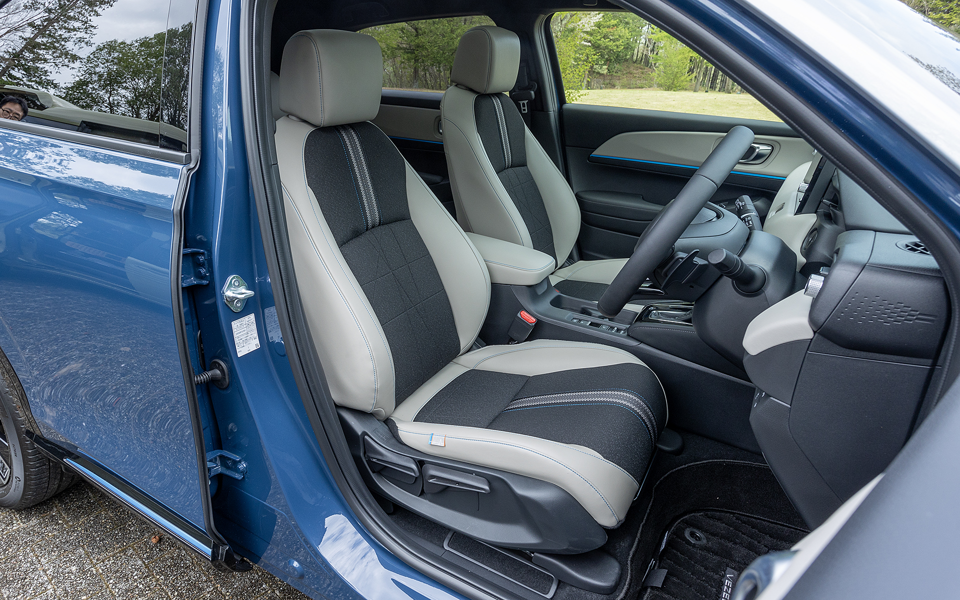 フロントシート。ピンストライブとステッチの色にライトブルーが使われる