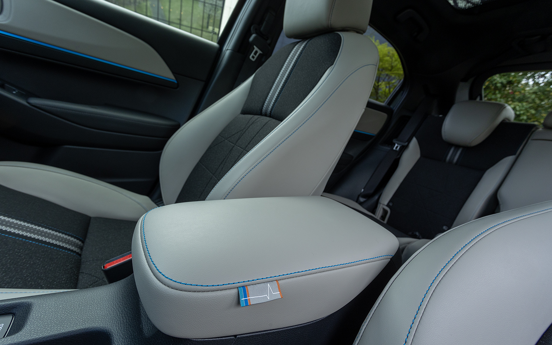 シートやアームレストにはオリジナルのタグが付く。このへんはインテリアデザイナーがこだわった部分