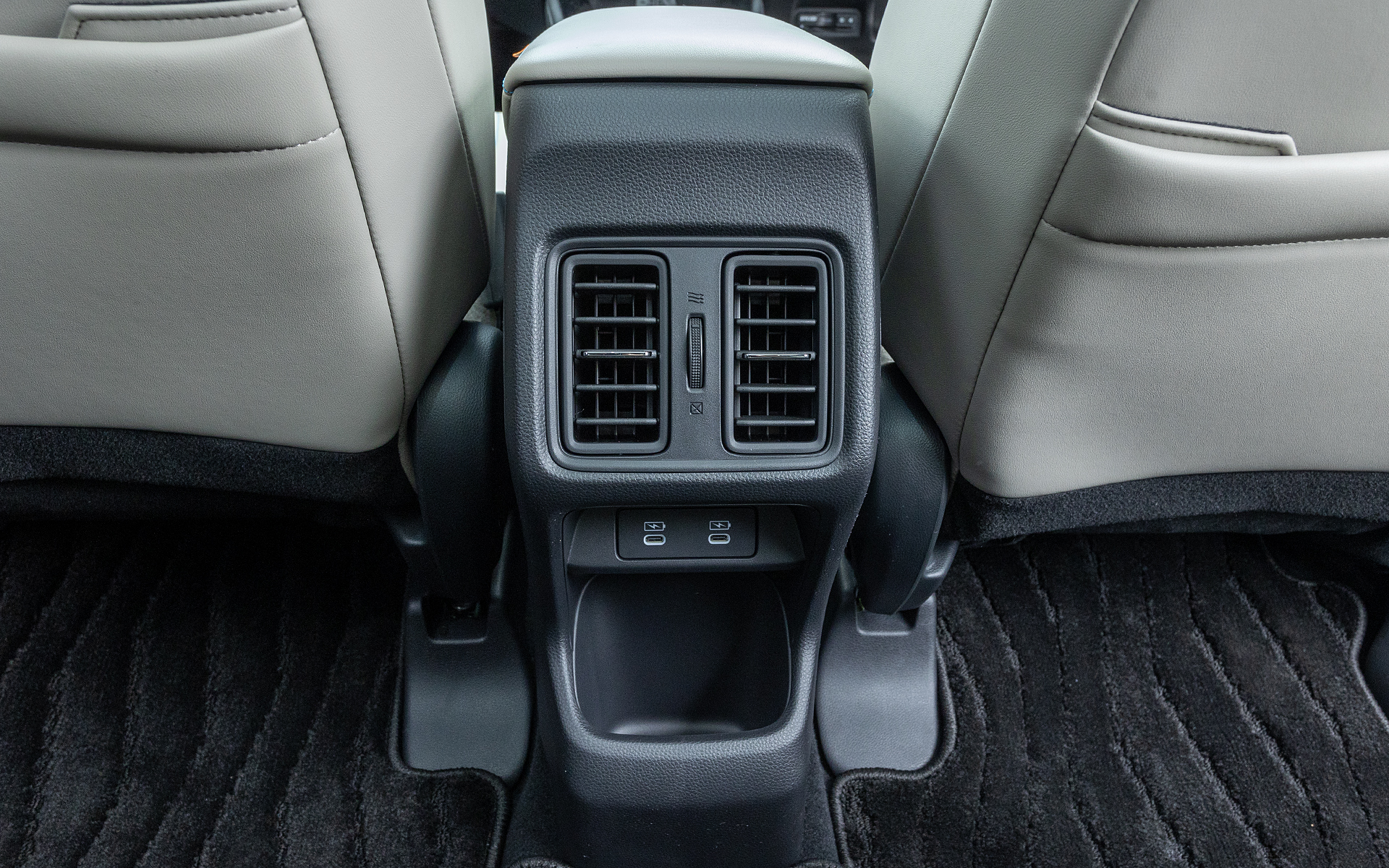 センターコンソール後端。エアコン吹き出し口と充電用USB Type-C端子がある