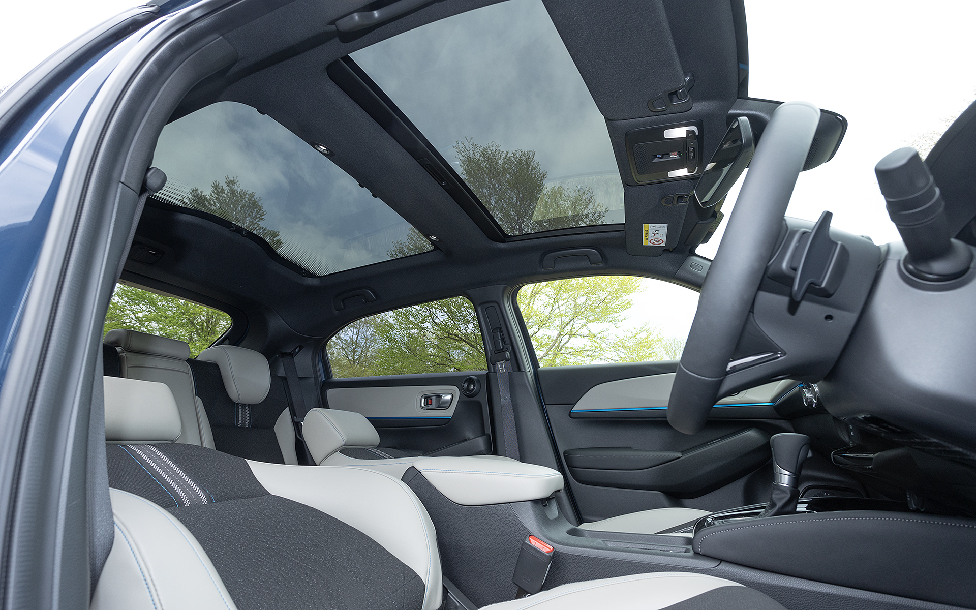 オプション設定のパノラマルーフ。シートを倒せば空を見上げることができる