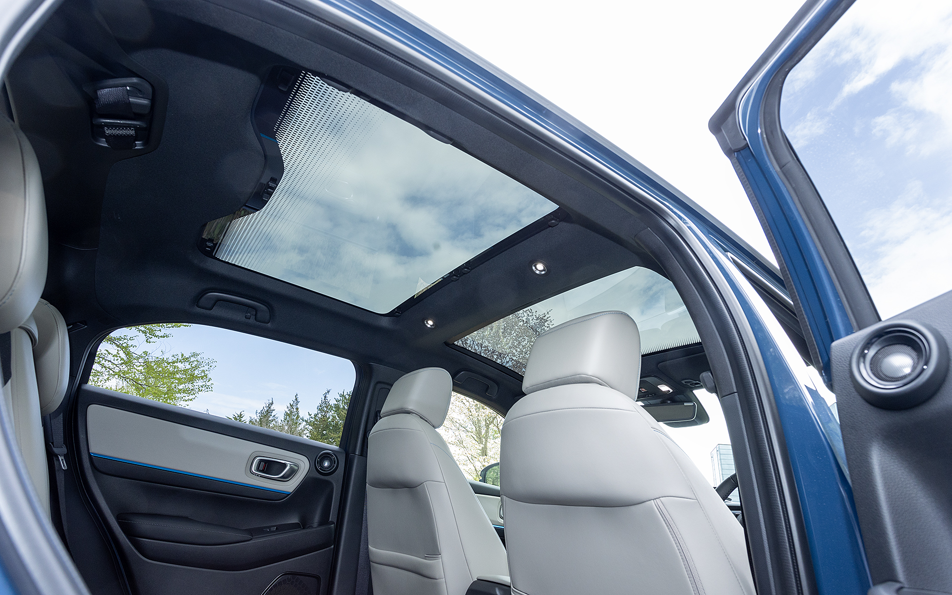 リアシート側からのパノラマルーフ