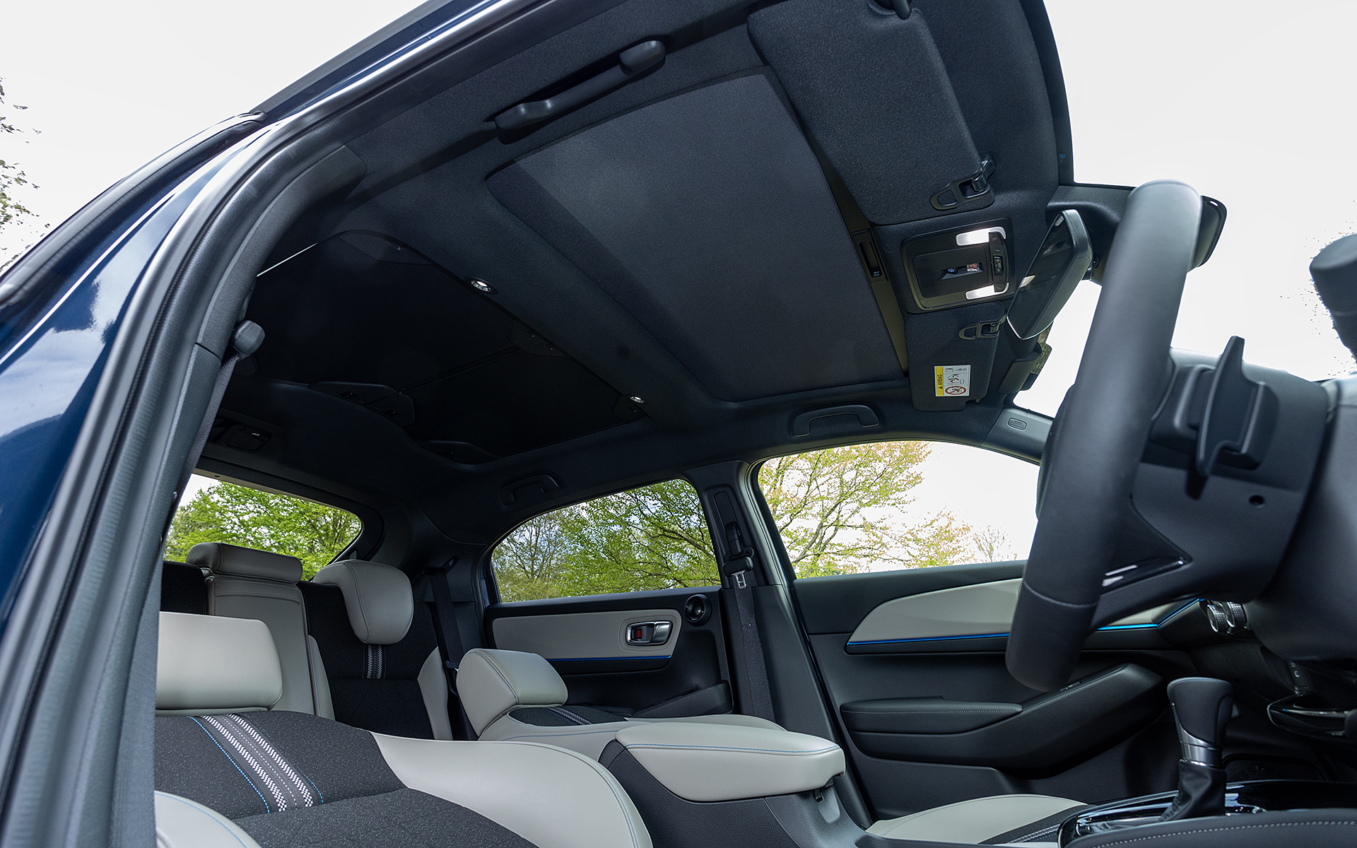 パノラマルーフ（シェード仕様状態）