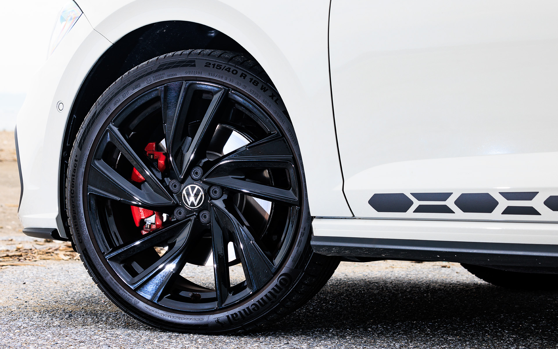 Edition 25ではブラックの18インチアルミホイール（215/40R18）や“Sport Select”シャシー付スポーツパフォーマンスキットを標準装備