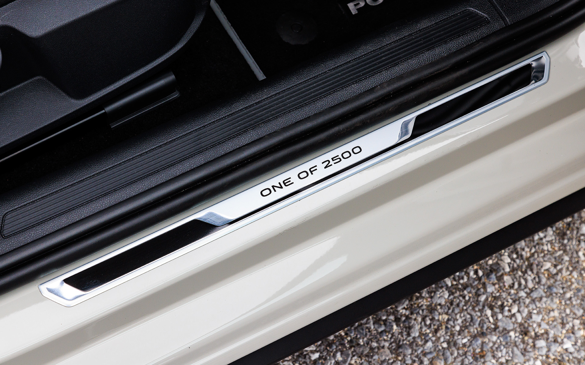 インテリアではEdition 25専用のスポーツレザーシートやレザーマルチファンクションステアリングホイールに、GTIを象徴するレッドのアクセントを施したほか、“One of 2500”が記されたドアシルプレート、純正インフォテイメントシステム“Discover Pro”なども標準装備される