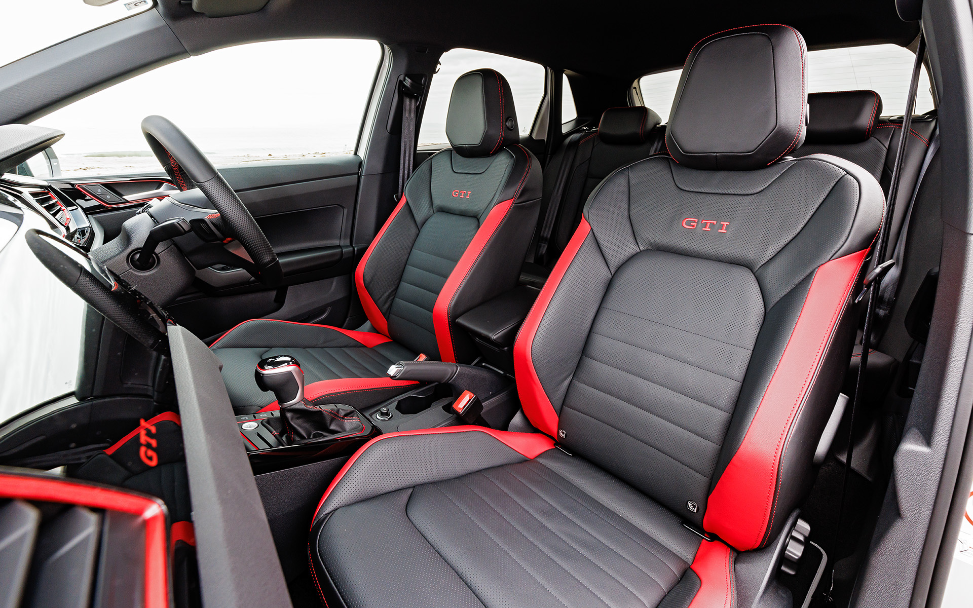 インテリアではEdition 25専用のスポーツレザーシートやレザーマルチファンクションステアリングホイールに、GTIを象徴するレッドのアクセントを施したほか、“One of 2500”が記されたドアシルプレート、純正インフォテイメントシステム“Discover Pro”なども標準装備される