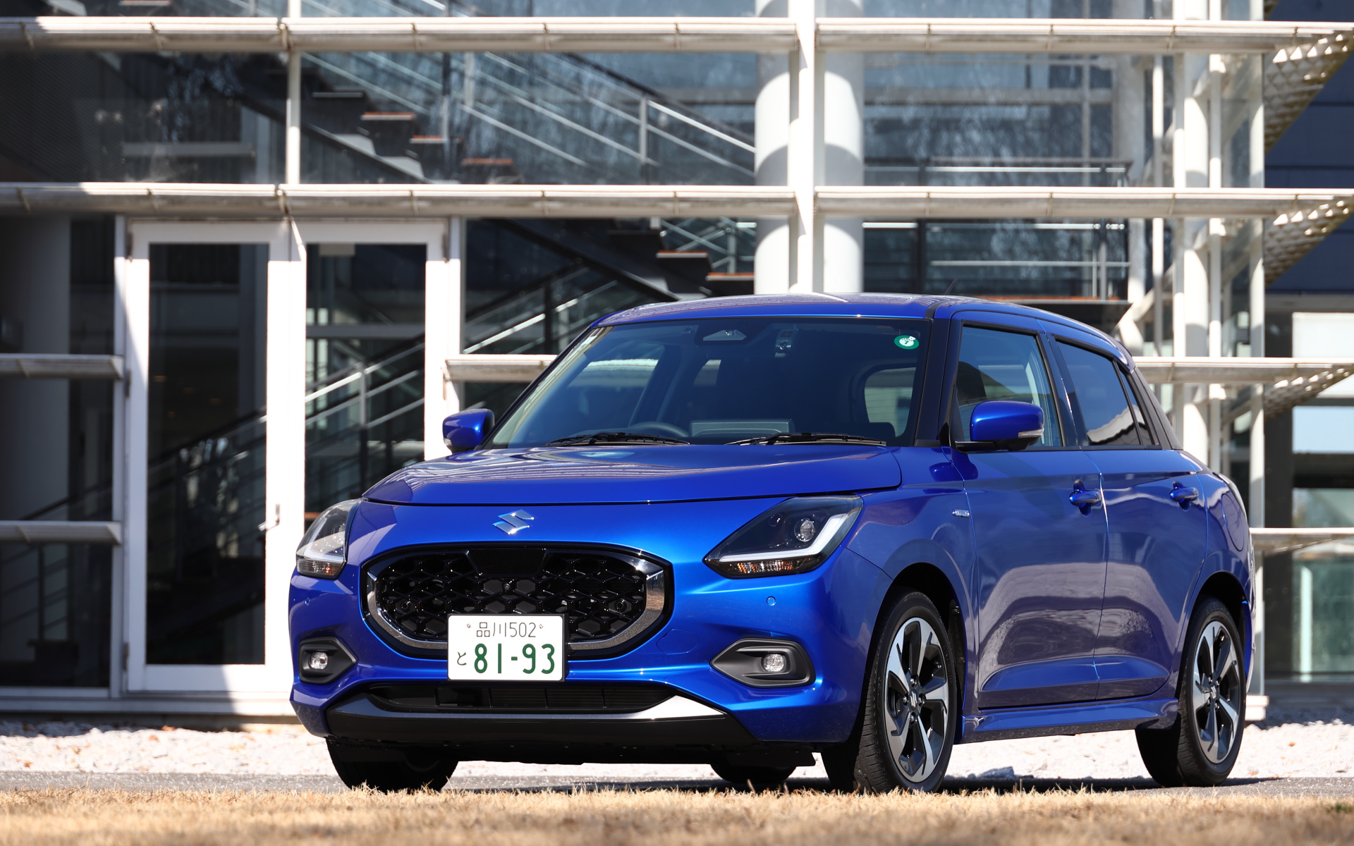 試乗したのは新型スイフトの「HYBRID MZ」（2WD/CVT）。価格は216万7000円。ボディサイズは3860×1695×1500mm（全長×全幅×全高）、ホイールベースは2450mm。最低地上高は120mmを確保し、車両重量は950kgと1tをきっている。最小回転半径は4.8m