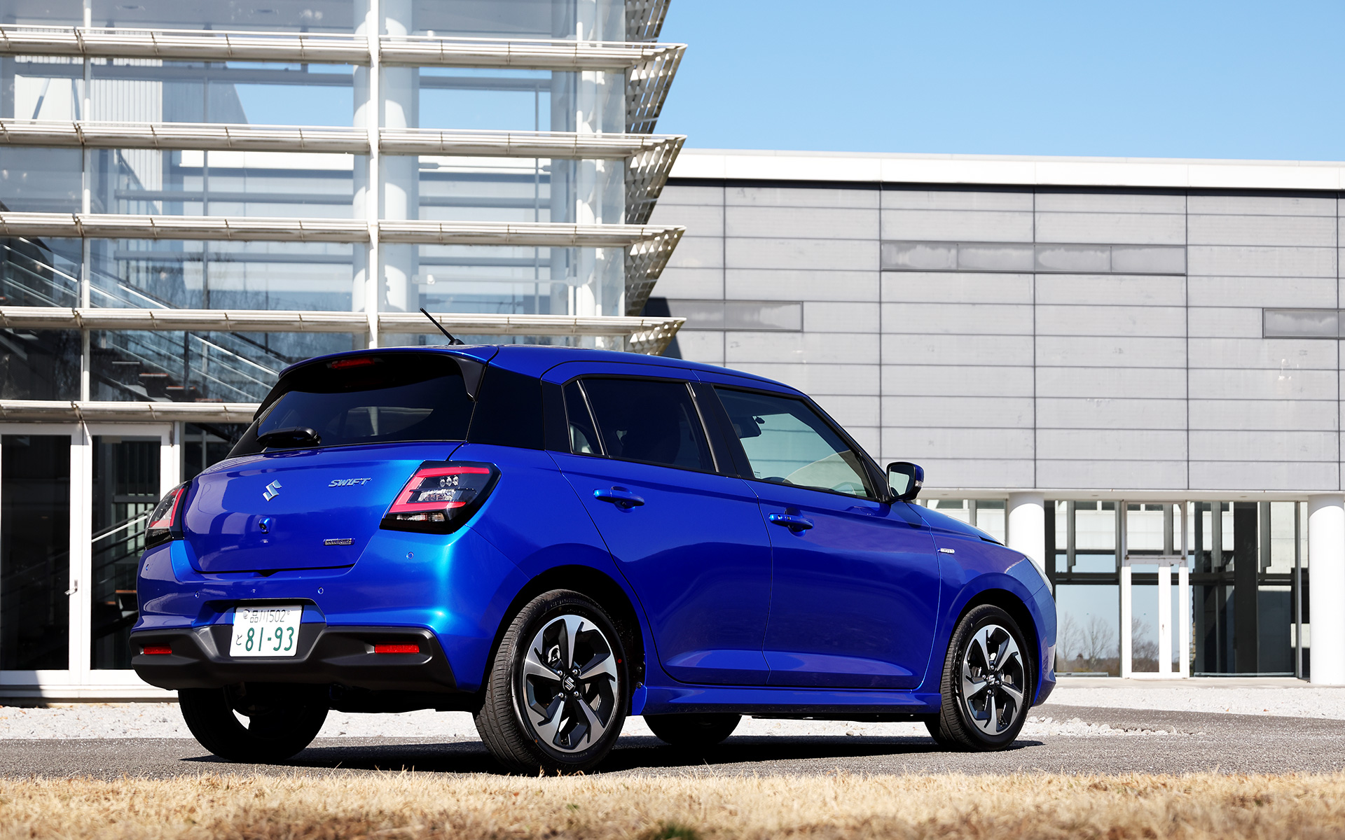 試乗したのは新型スイフトの「HYBRID MZ」（2WD/CVT）。価格は216万7000円。ボディサイズは3860×1695×1500mm（全長×全幅×全高）、ホイールベースは2450mm。最低地上高は120mmを確保し、車両重量は950kgと1tをきっている。最小回転半径は4.8m