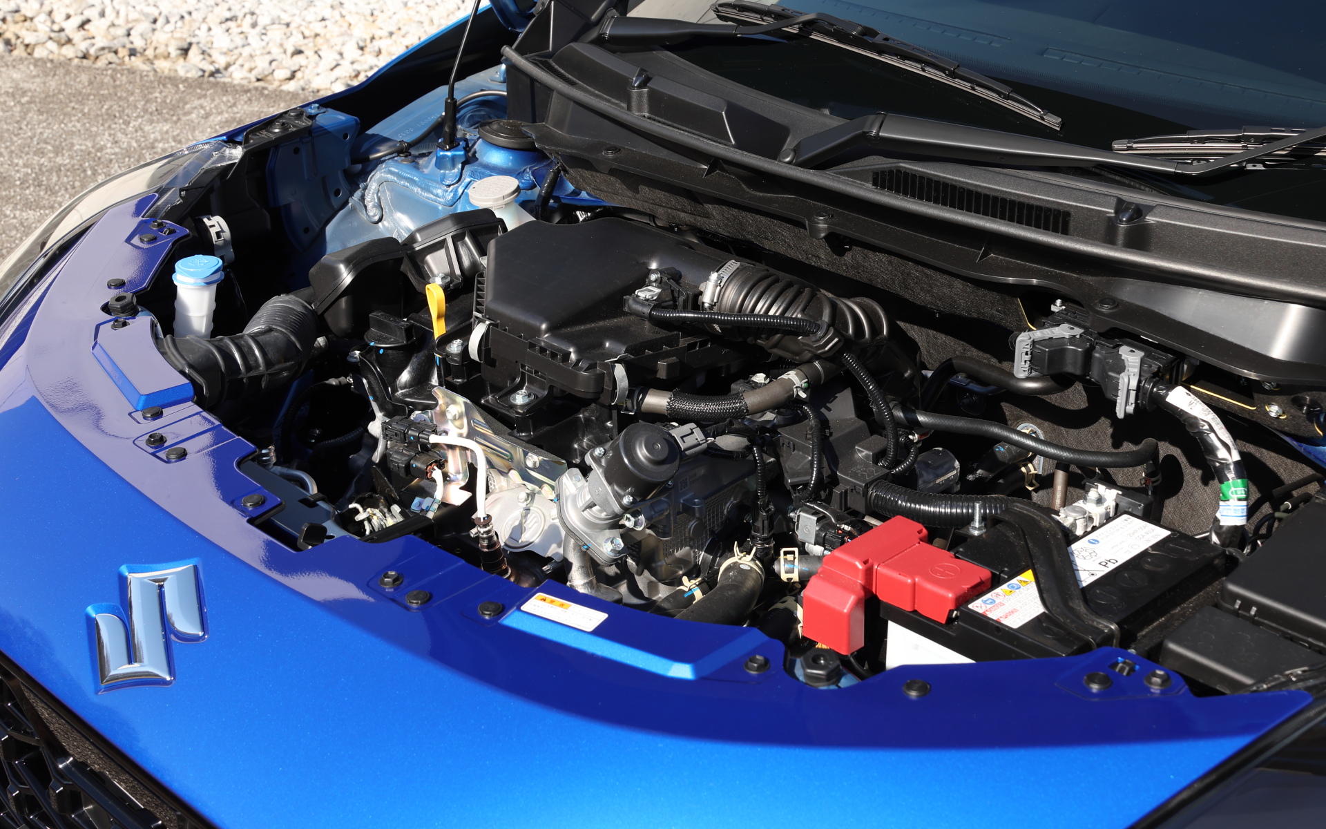 最高出力60kW（82PS）/5700rpm、最大トルク108Nm（11kgfm）/4500rpmを発生する直列3気筒DOHC 1.2リッターZ12E型エンジンに加え、最高出力2.3kW（3.1PS）/1100rpm、最大トルク60Nm（6.1kgfm）/100rpmを発生するWA06Dモーターを組み合わせるマイルドハイブリッドを搭載。トランスミッションにはCVTを採用し、WLTCモード燃費は24.5km/Lを記録。なお、HYBRID MXにはMTも設定される