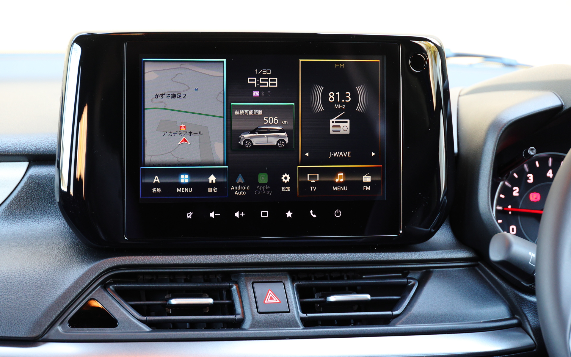 オーディオ位置を先代スイフトよりも140mm高く配置して見やすさを改善。オプションの全方位モニター付き9インチメモリーナビゲーション（スズキコネクト対応通信機装着車）はドライバーモニタリング機能にも対応し、ナビゲーションパネル右上にセンサーが配置される