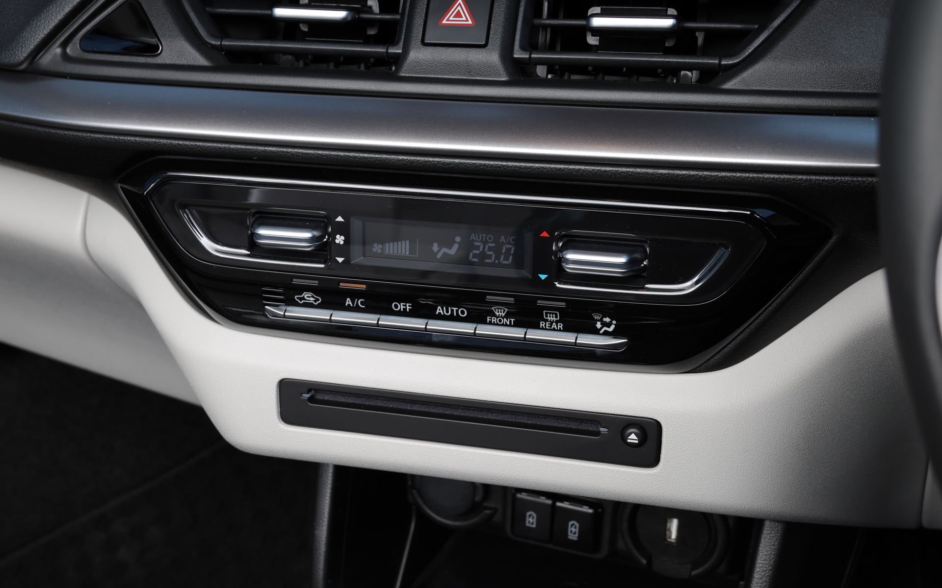 9インチメモリーナビゲーションはCD/DVDにも対応