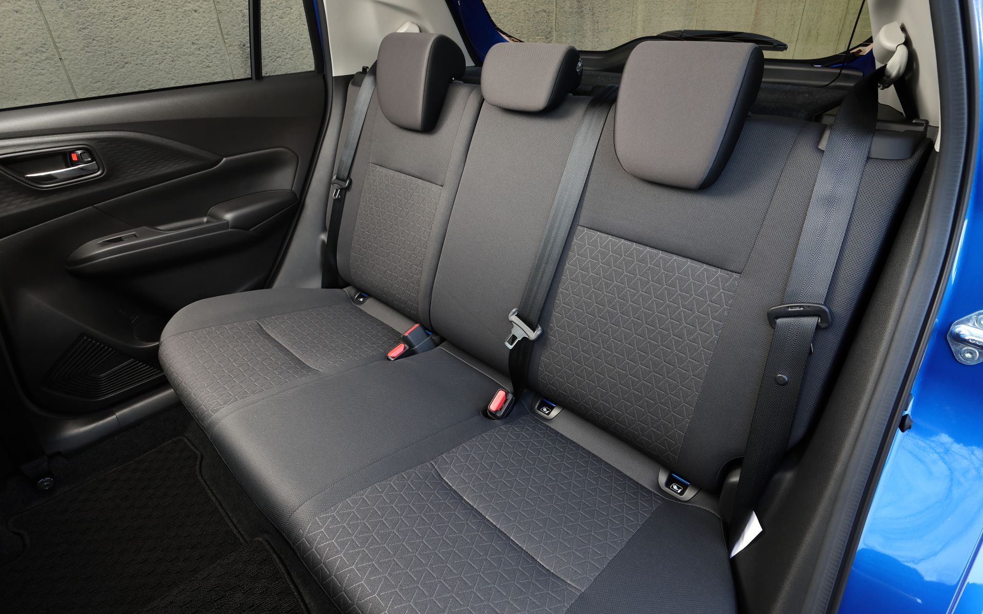 シート表皮は立体的な三角形柄。フロントのヘッドレストは高さと厚みを先代スイフトから約10mmアップさせている