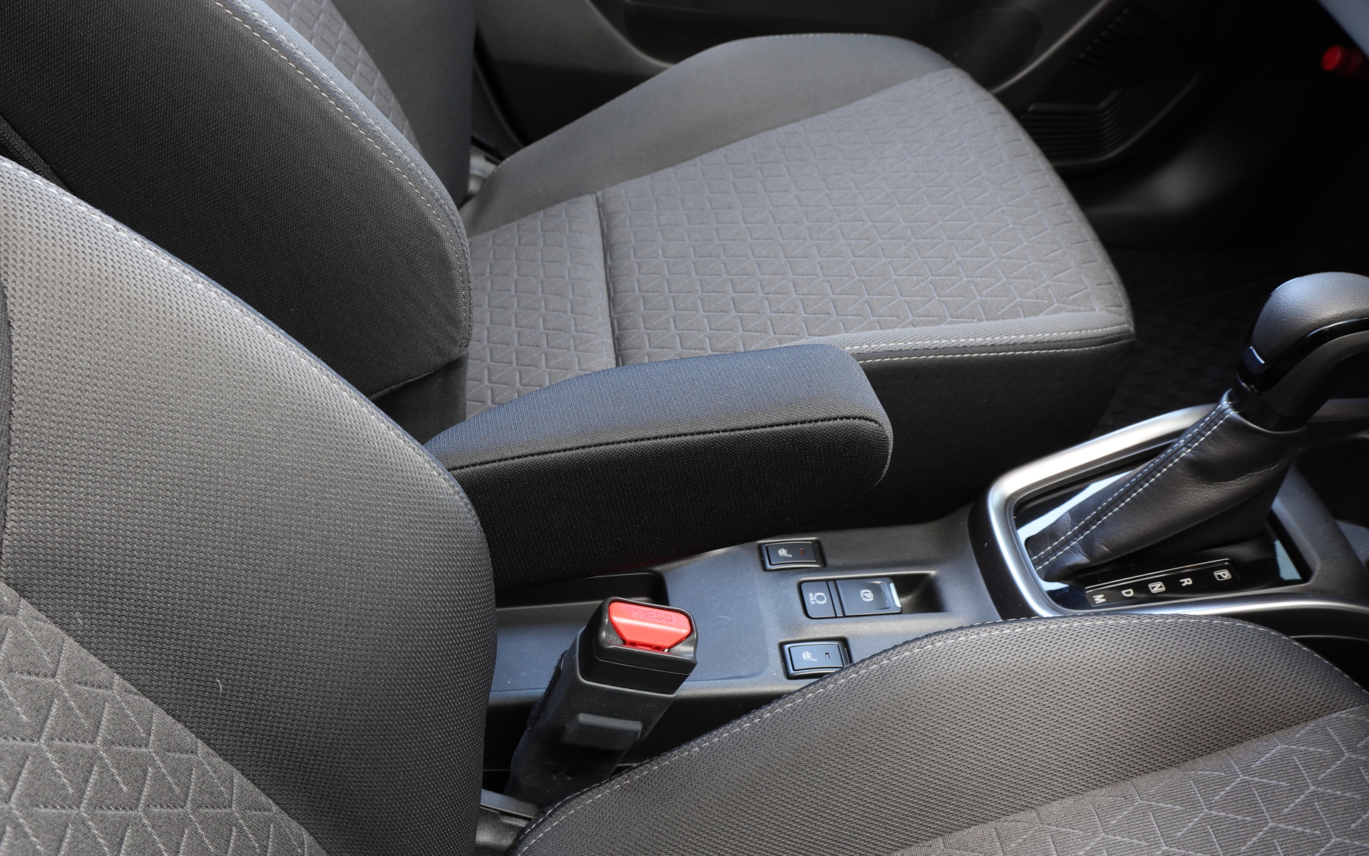 運転席側にだけアームレストを備える